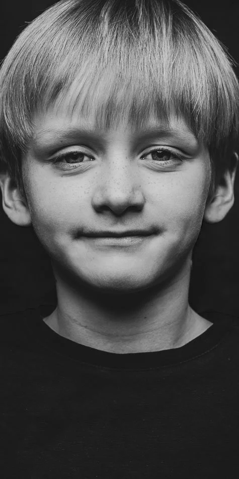 zwart-wit 2-in-1 portret van broer en zus in één samengesteld beeld