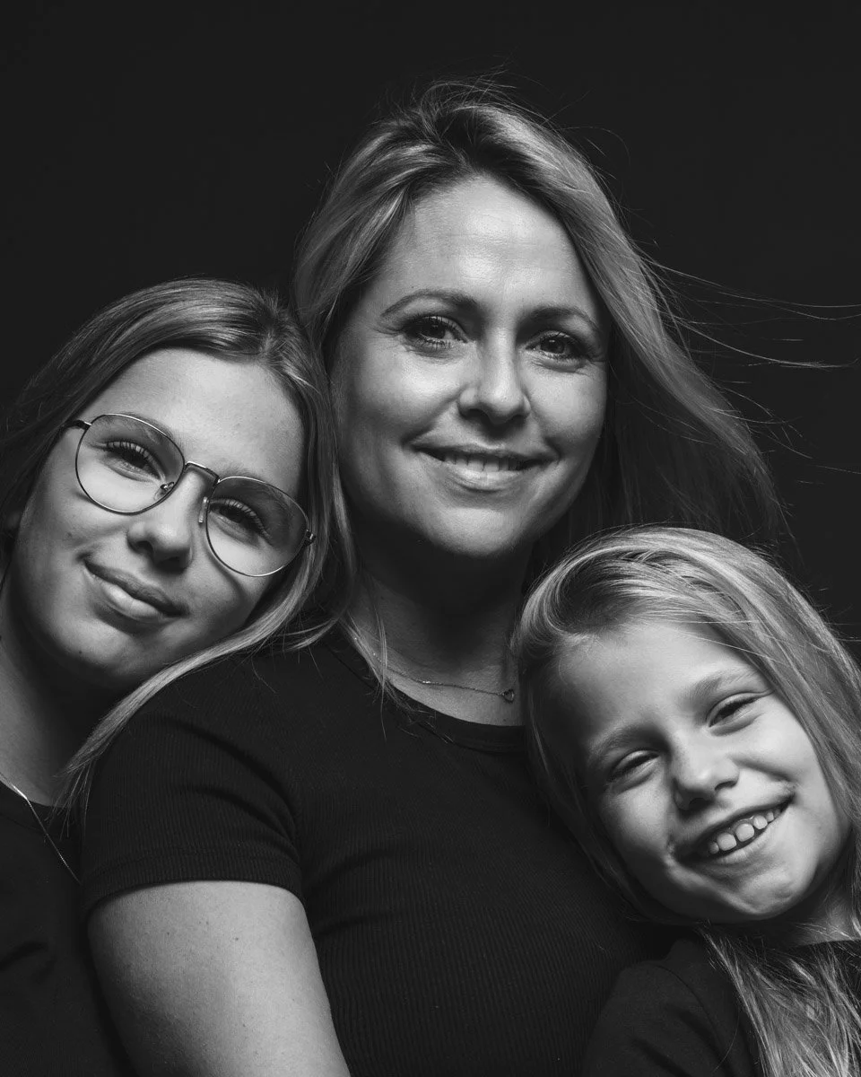 Moeder en haar dochters in de studio van Daisy van der Horst fotografie