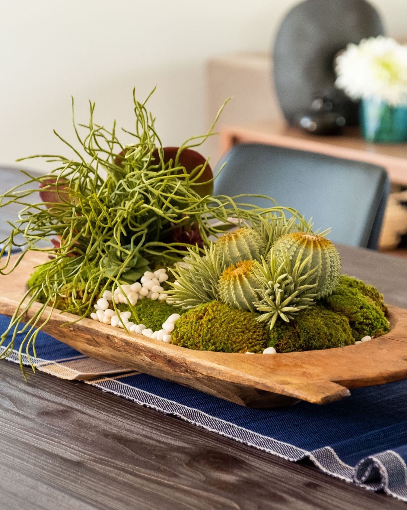 Simple centerpiece alert. 📣

A pretty bread bowl with an arrangement of succulents is easy to maintain, looks great with almost any decor, and won&rsquo;t block your view of the fam across the table. 🙌🏻

Design by @asrdesignstudio 

Photo by @hale