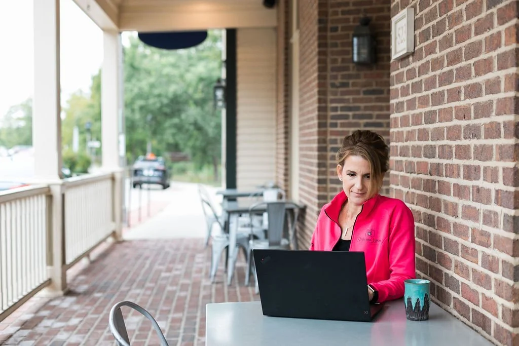 Stephanie meeting with a dog photography client at a coffee shop in downtown Delafield, WI