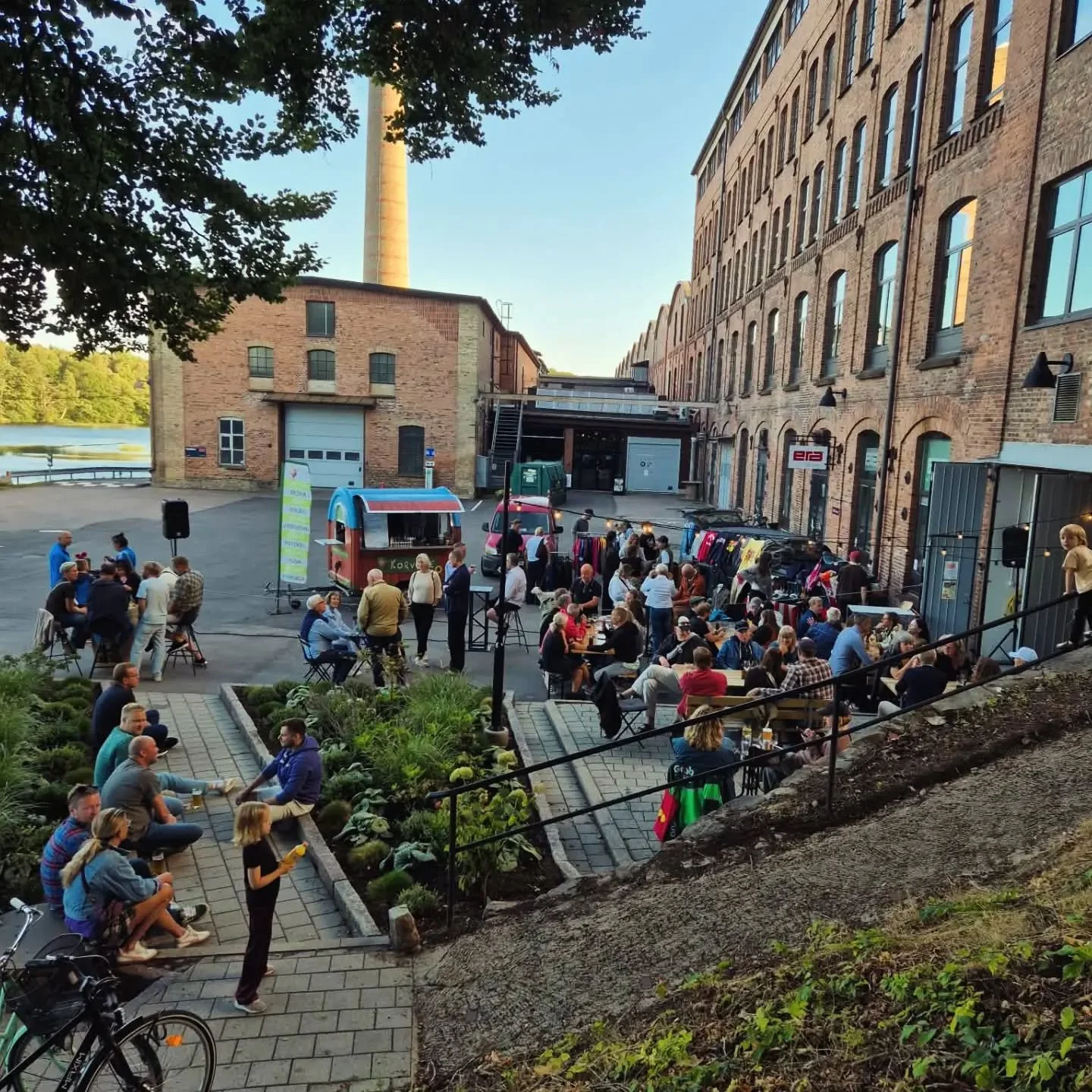 Vilken succe det blev h&ouml;rrni!🥳

Vi &auml;r s&aring; glada och tacksamma f&ouml;r alla er som d&ouml;k upp p&aring; l&ouml;rdagens Vintagefest! Och s&aring; mycket bra skivor ni hade med er. Ni &auml;r bara b&auml;st!

Extra stort tack till Augu