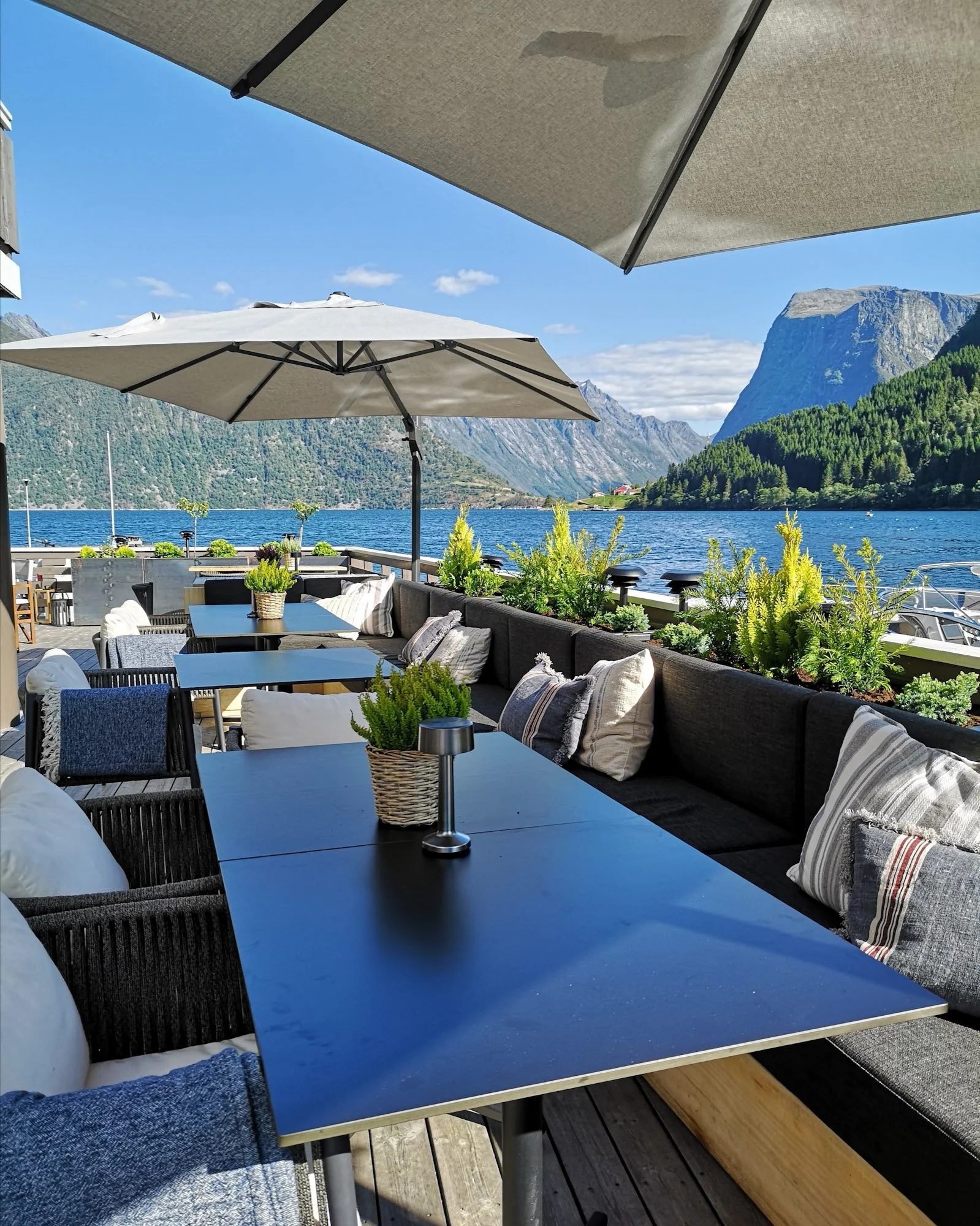 Sagafjord terrase mot sjø_edited.jpg