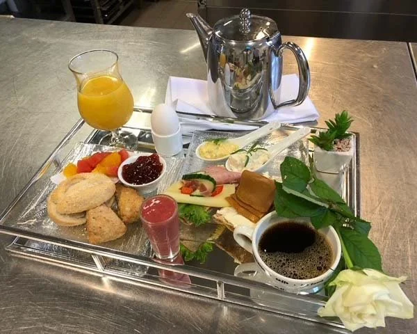Havila Hotel Ivar Aasen frukostbrett_edited.jpg