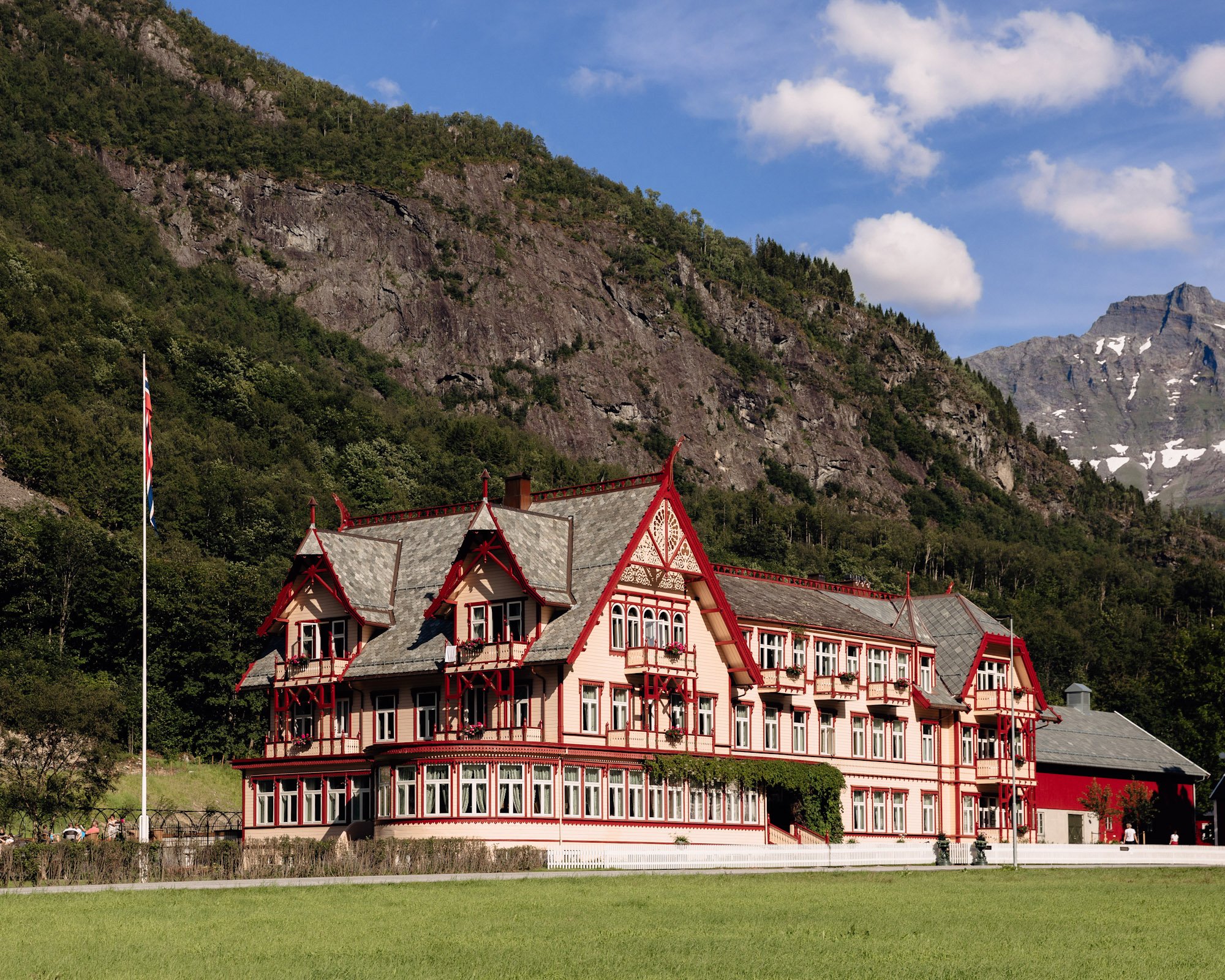 HotelUnionØye_ Hotellet ute PhotoCredit_ThomasEkstrøm_62°NORD8_edited.jpg