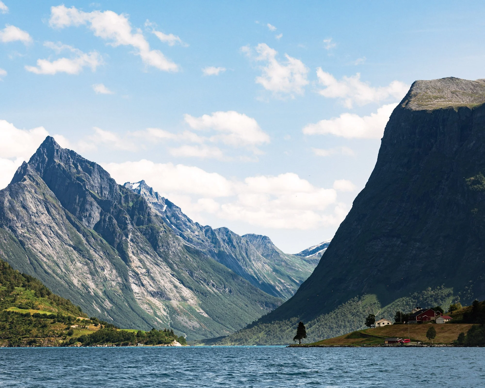 HotelUnionØye_PhotoCredit_ThomasEkstrøm_62°NORD5_edited.jpg utover fjorden.jpg
