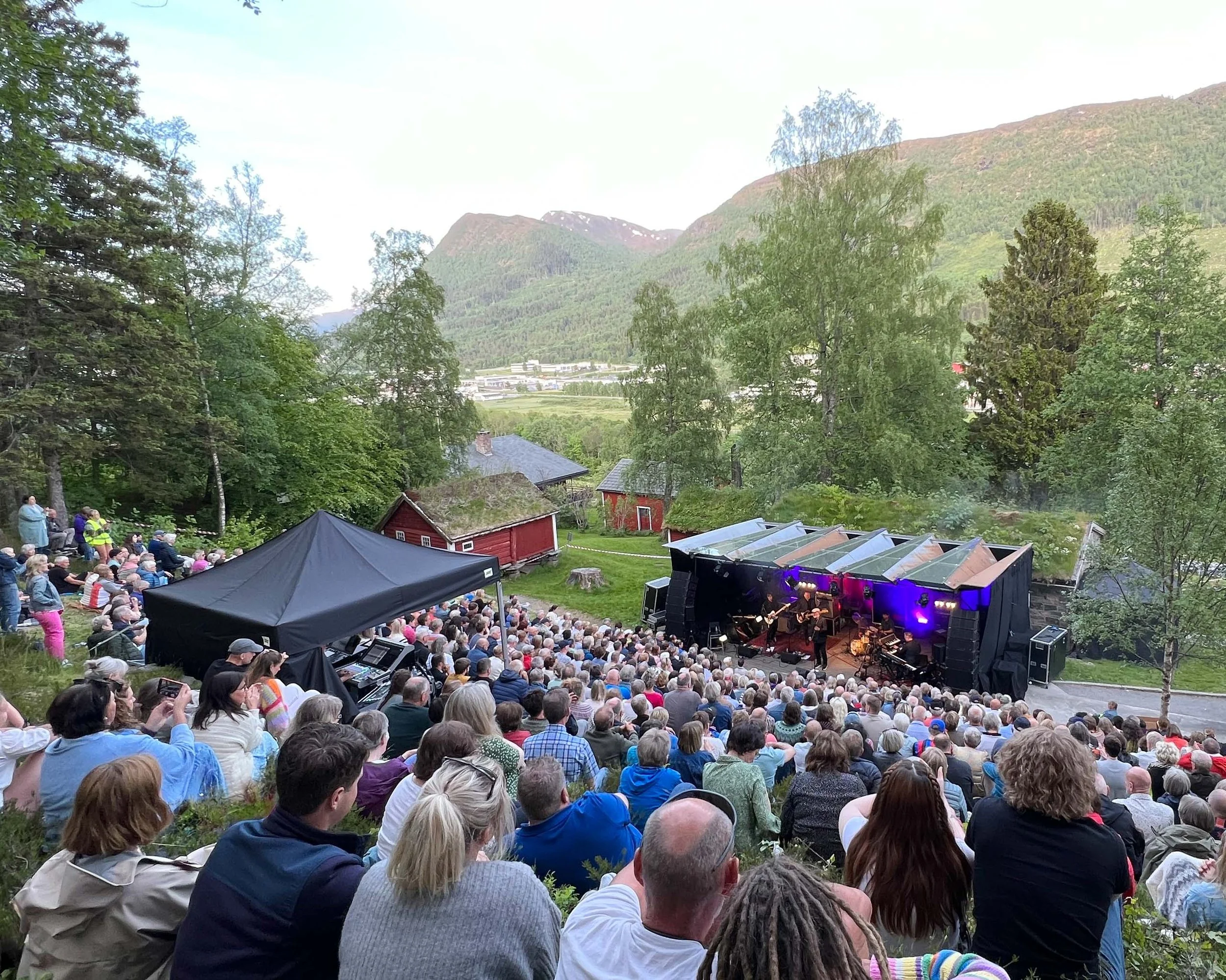 Aasentunet  Utescena Festspela 2023 Bjørn Eidsvåg Foto Maria Fet.jpg