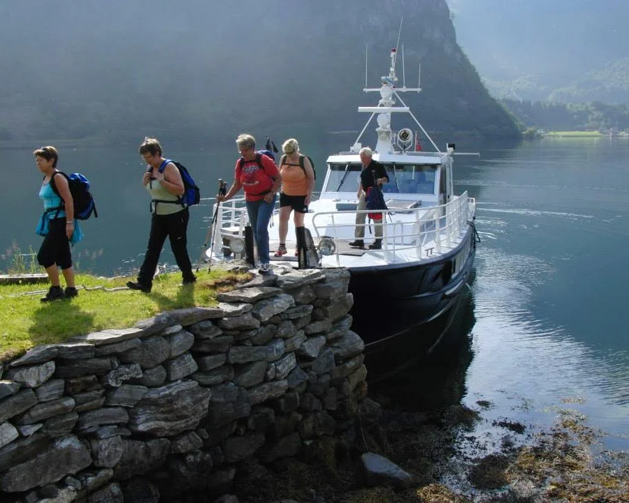 HJrundfjordskyss ilandstiging (002)_edited.jpg
