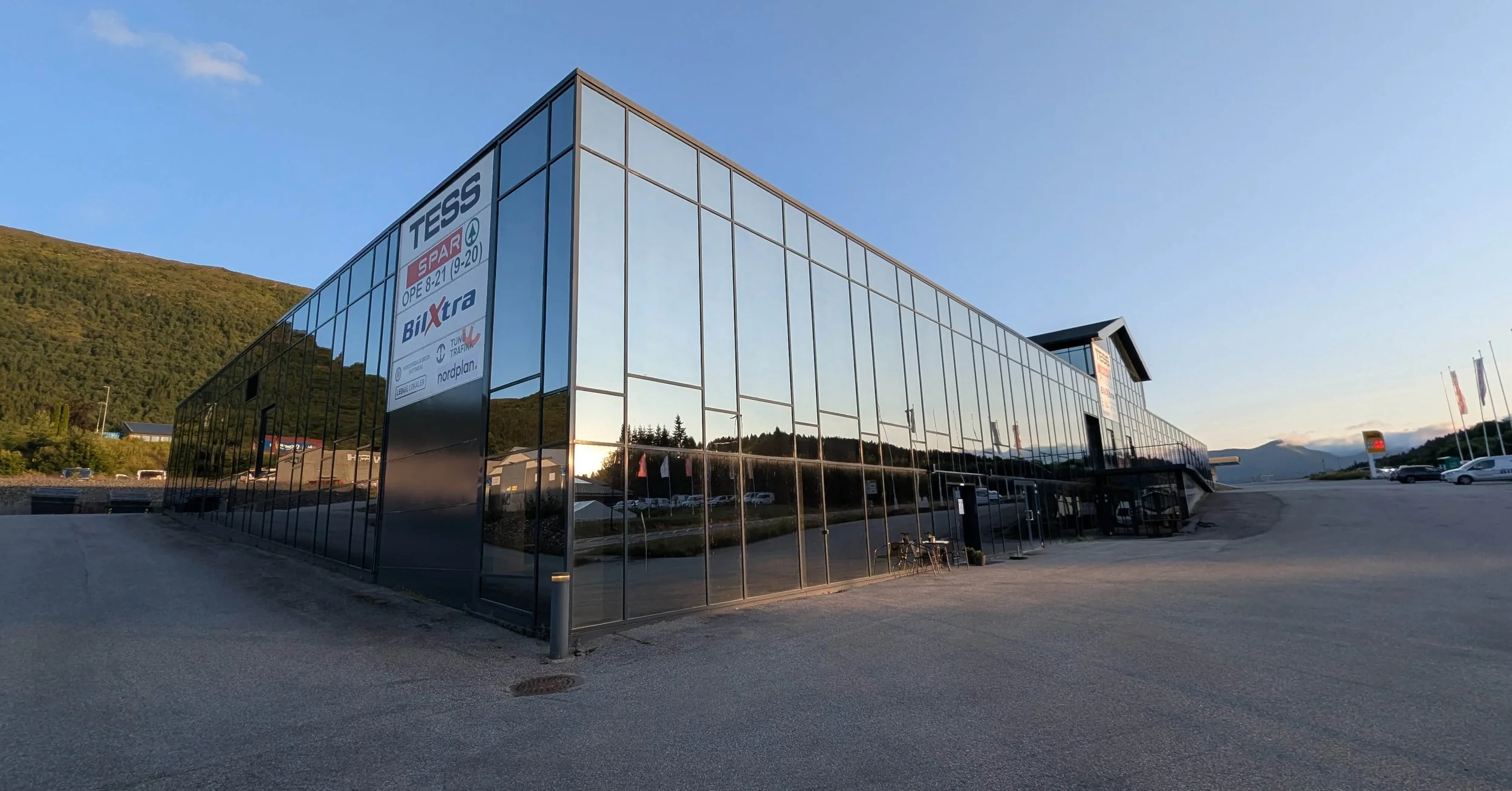 r-senteret-ørsta-lokaler-kontor-framside-sunset.jpg