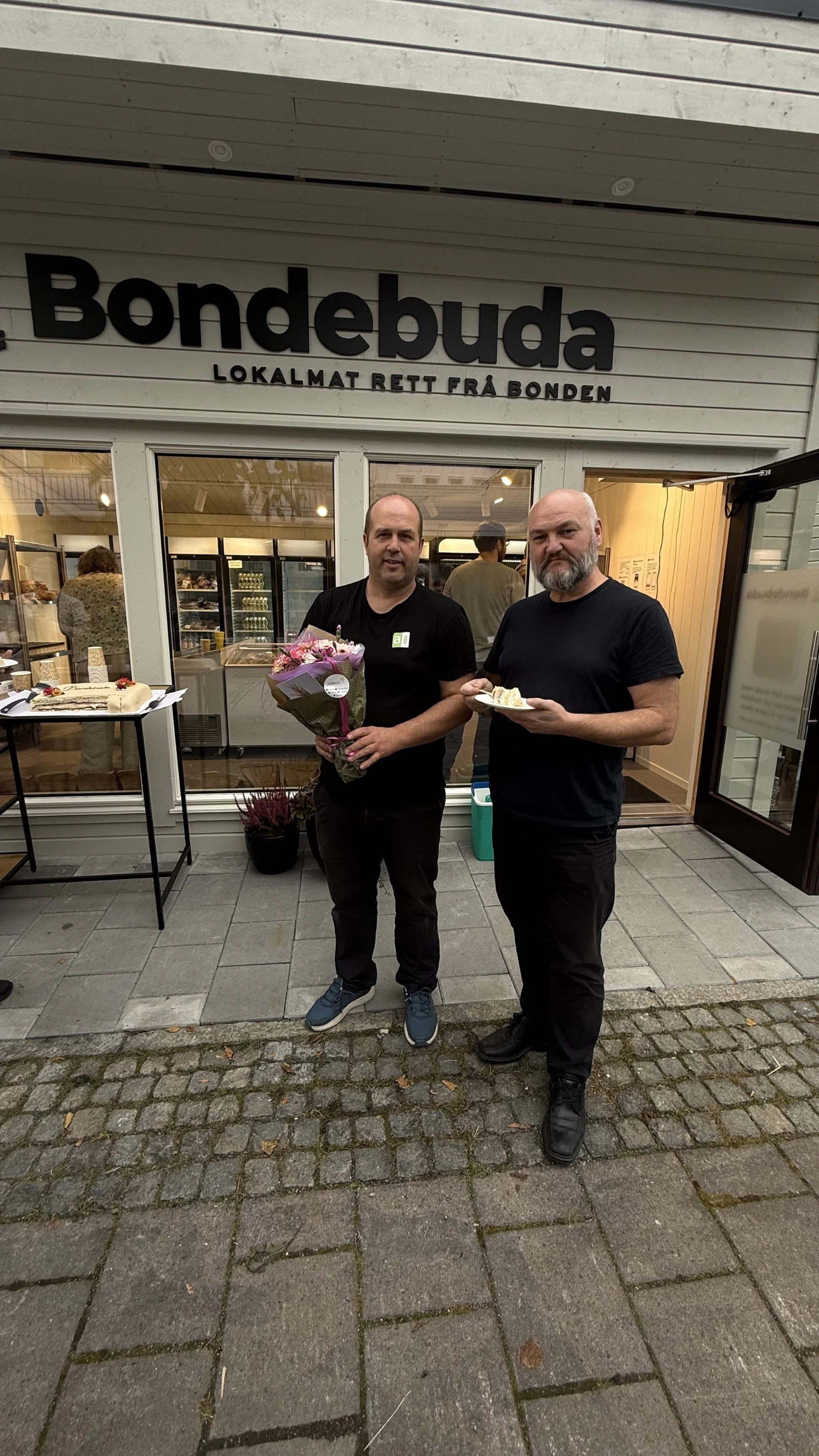 Bondebuda eigarar med blomster.jpeg