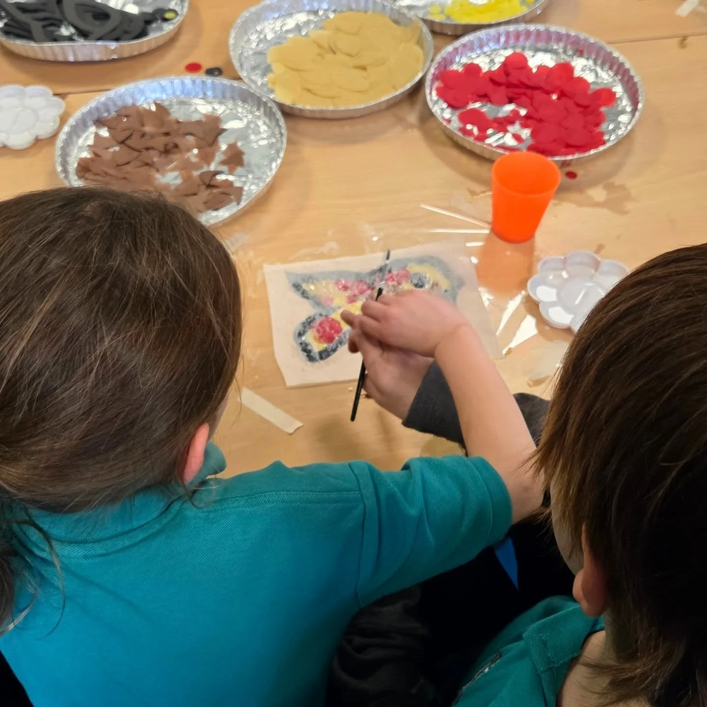 Year 3 and 6 have spent some time catching up with their buddies this afternoon creating beautiful festive stained glass windows for #lightupthevalley