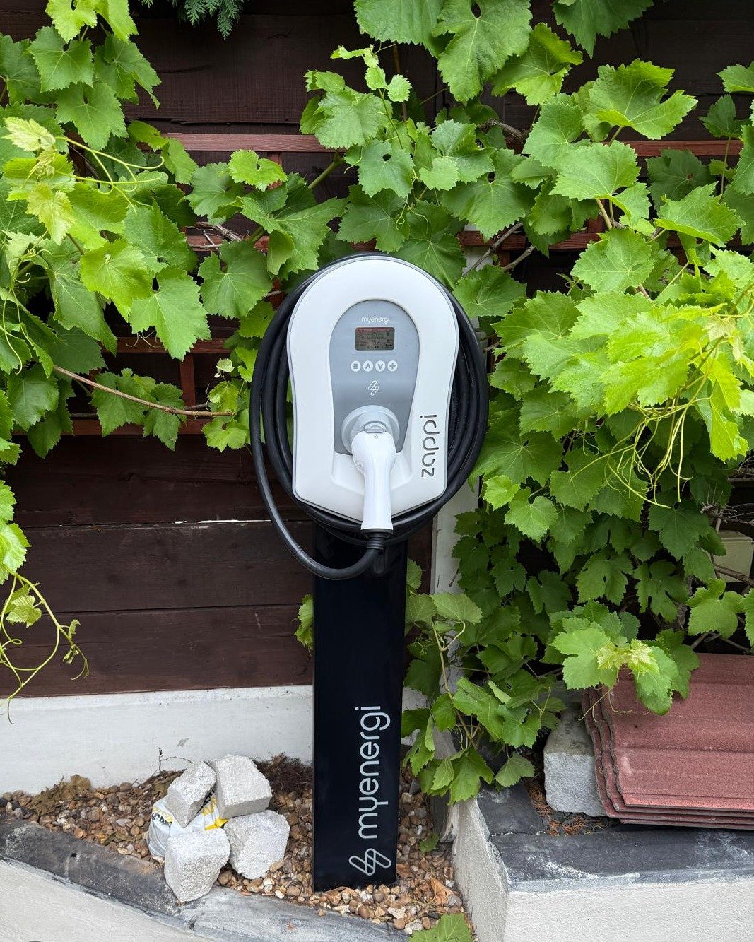 🔌 Over in Manchester, another seamless install from One Energy North West!
This sleek @myenergi Zappi EV charger, complete with matching post, is now powering up our client&rsquo;s pride and joy. Happy client, happy car! 🚗⚡🌱

Thinking about gettin