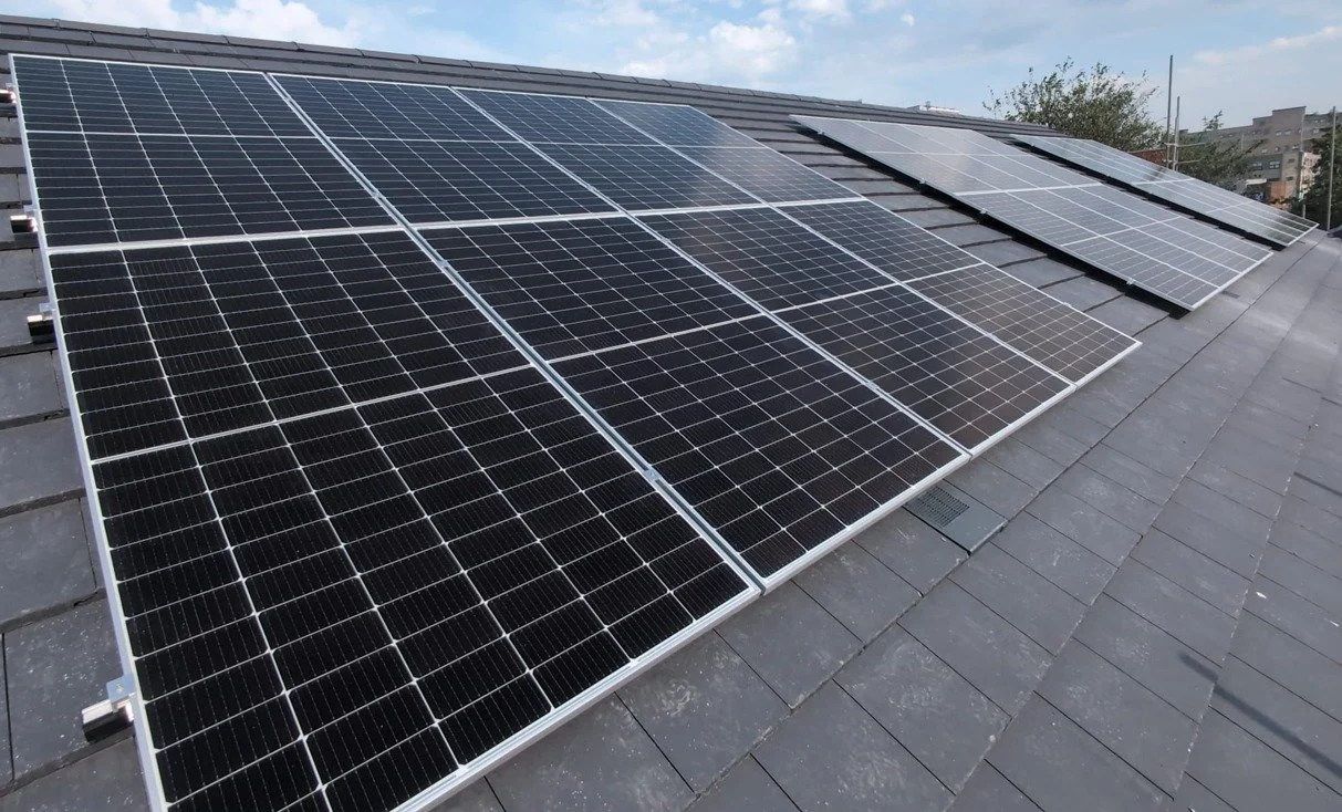 Another happy client over in Liverpool! Sleek, modern panels perfectly complementing this beautiful new-build apartment.

✉️ nwoffice@oneenergyprojects.com
📞 07725 721300

#oneenergynorthwest #liverpool #solarpanels #solarpv #solarinstall #installer