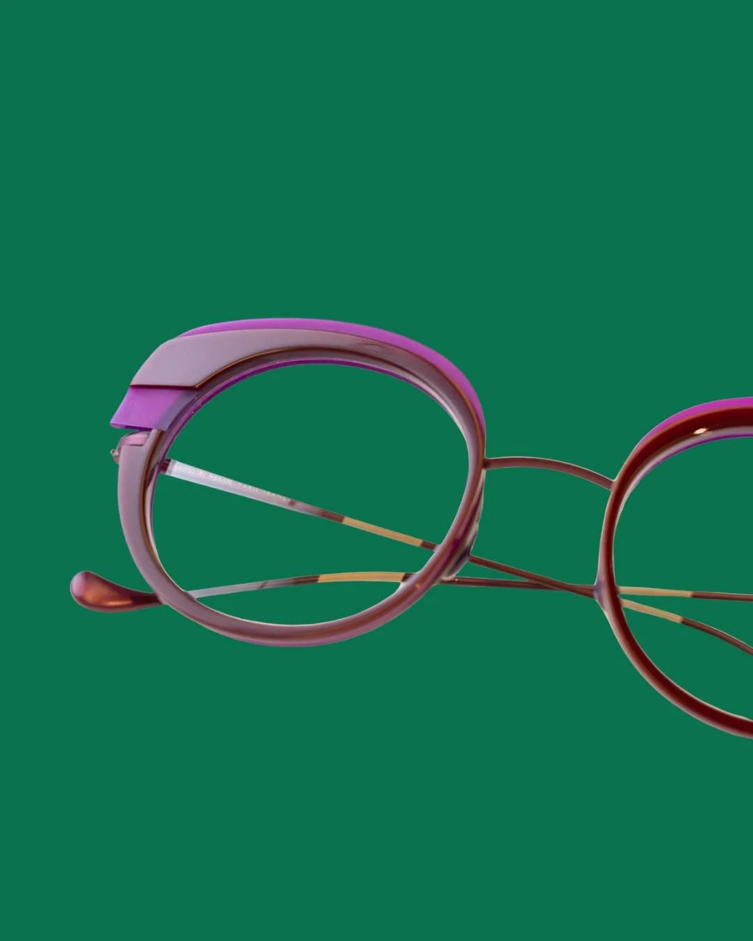 Designed for the woman who embraces her femininity with confidence and flair. Caroline Abram's eyewear collection is a celebration of bold colours, vintage-inspired shapes, and intricate details. From oversized cat-eyes to sculptural frames, each pie
