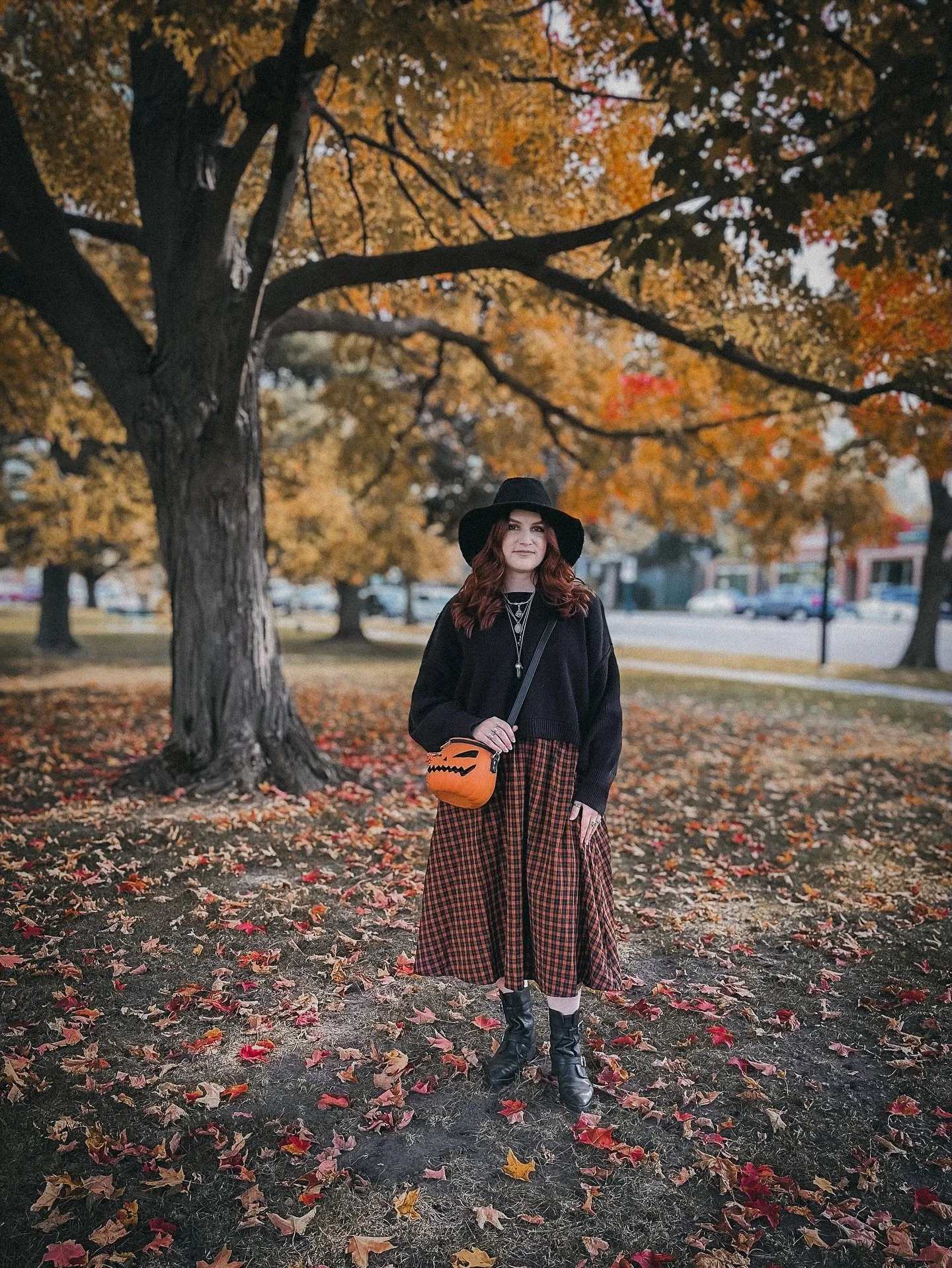 Had a wonderfully witchy weekend 🧹🌙 
.
Enjoyed a gloomy rainy day dressing up, shopping spooky wares, and antiquing. I ending up finding and bringing home the cutest little vintage jack-o-lantern for my collection 🎃
