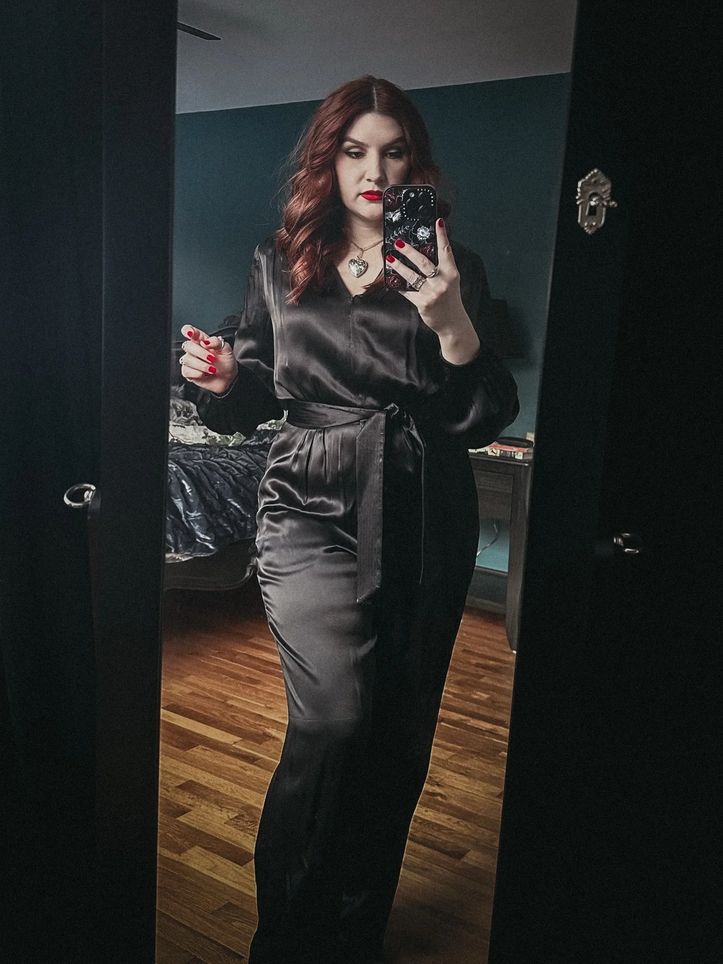 Just living my life in a way that hopefully makes Morticia Addams proud of me 🦇