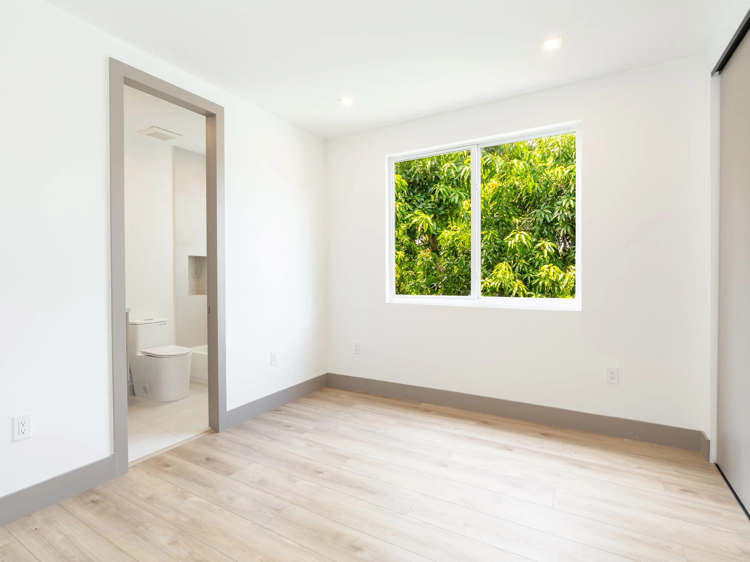 33. 721 SW 7th Ave Interior.JPG