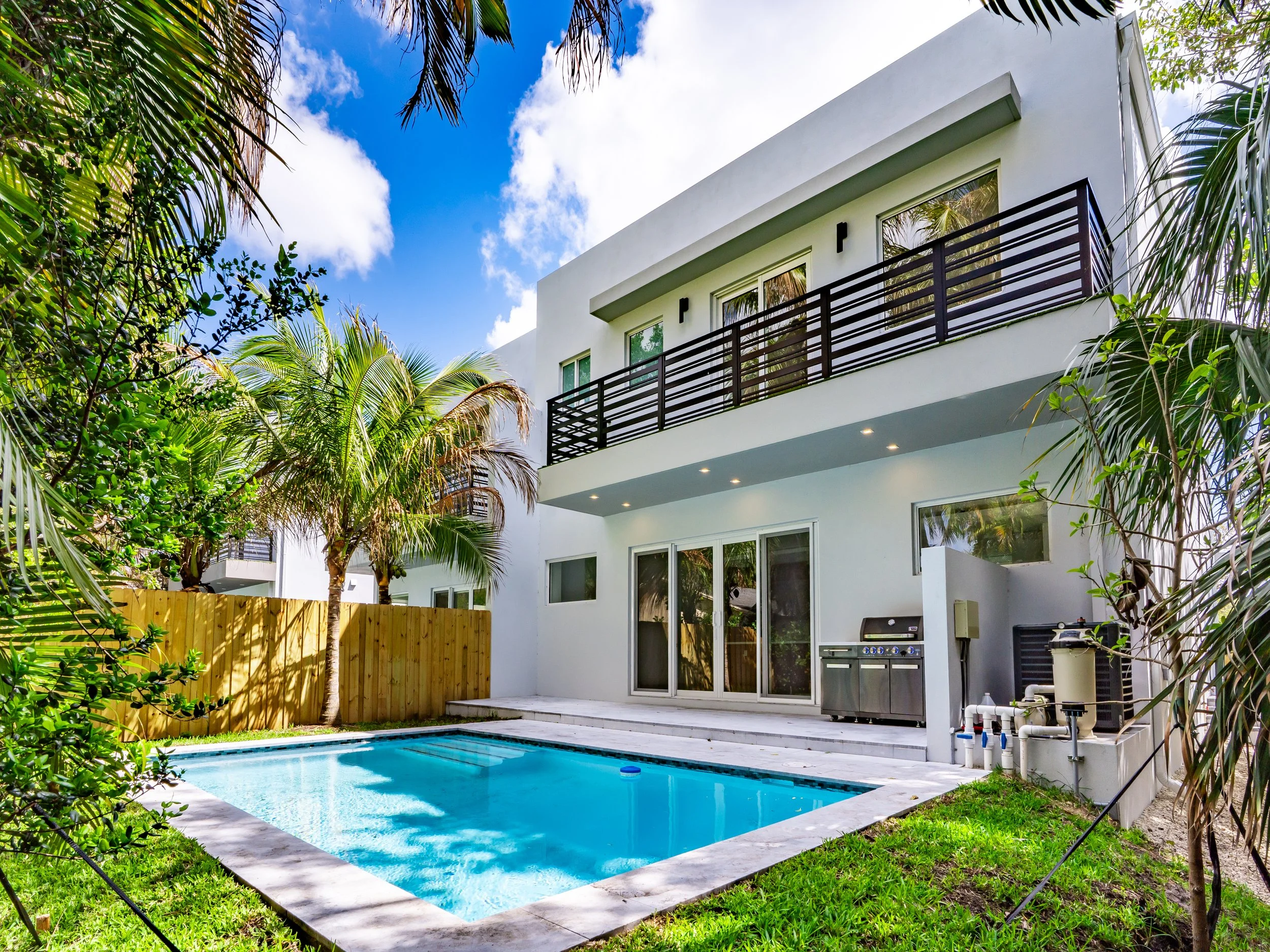 03. 1709 SW 23rd St Exterior (1).JPG