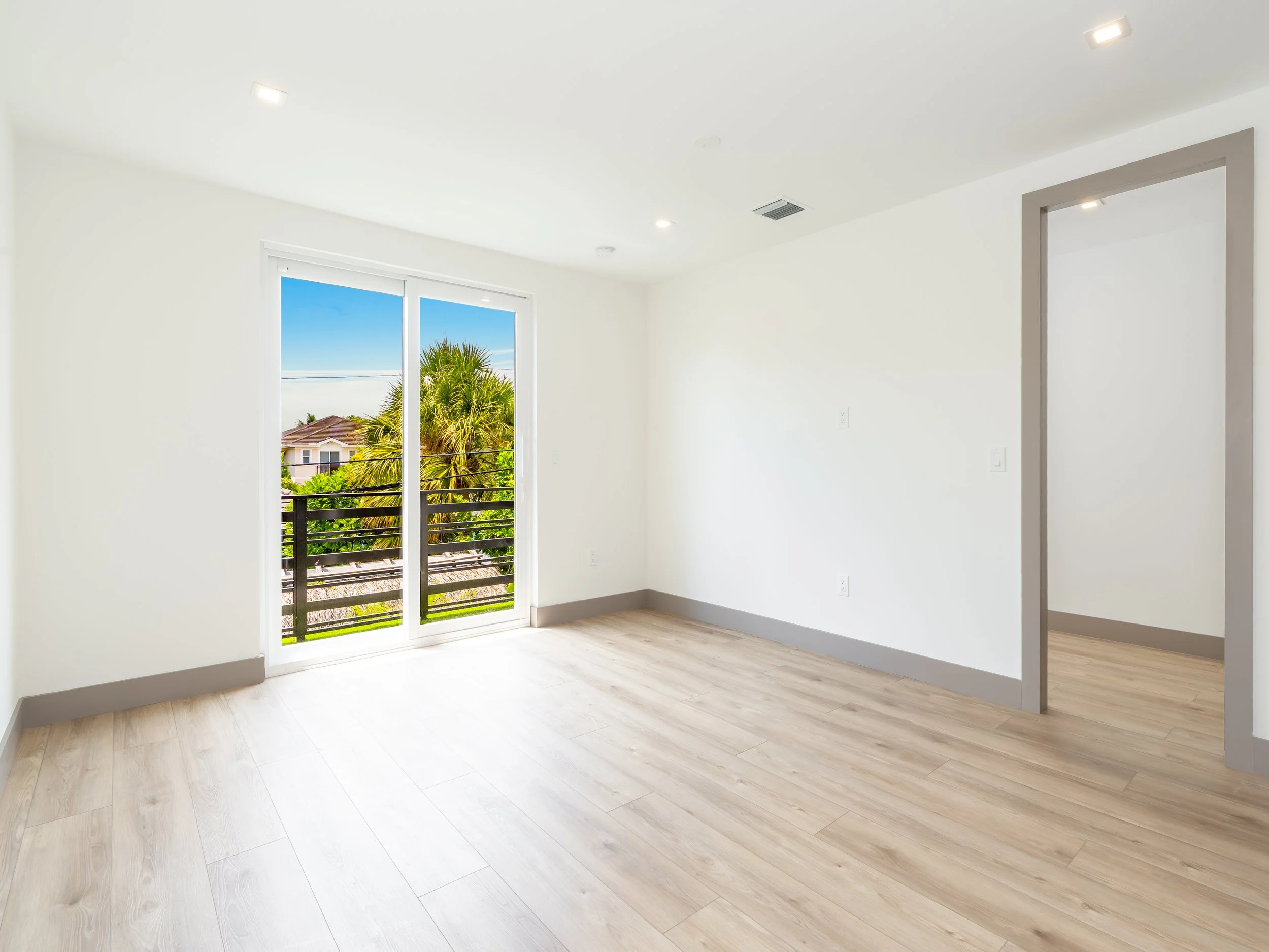 26. 721 SW 7th Ave Interior.JPG