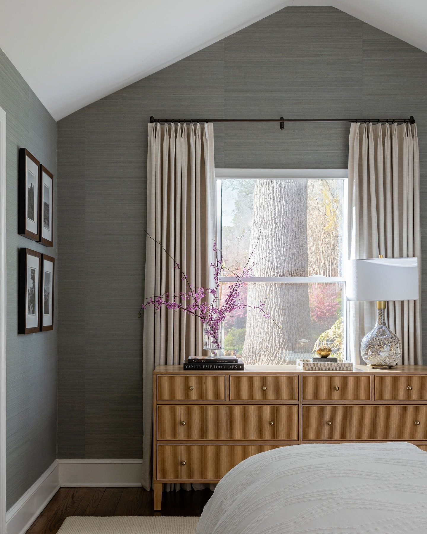 Wallpaper Wednesday and it doesn&rsquo;t get better than this textured grasscloth. Paired with lots of layers for the coziest primary suite! 

Photography: @heather_ison