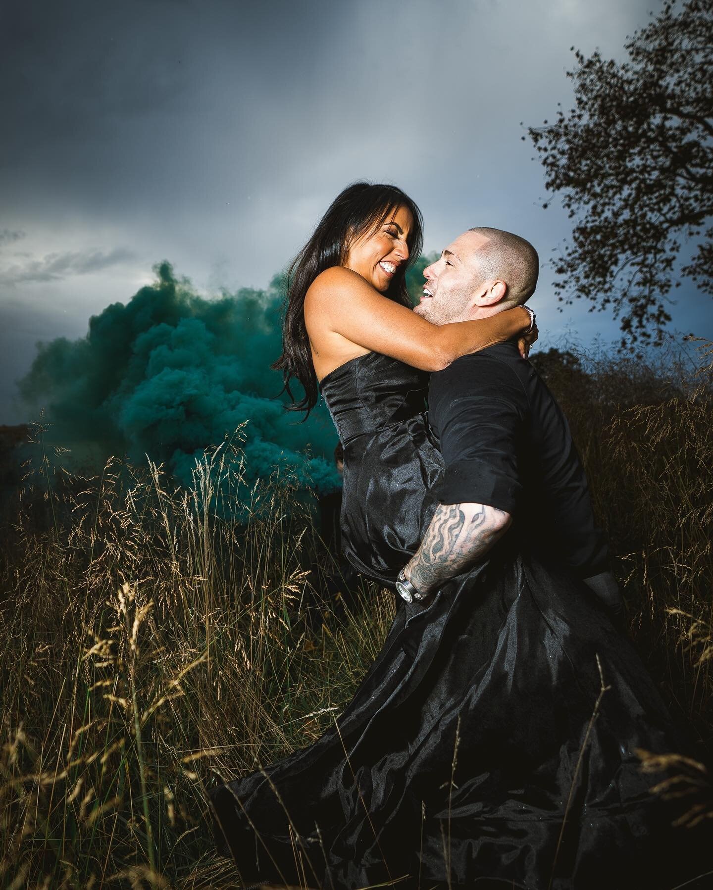 Moody fall engagement vibes + smoke bombz 💨 🎃🍂
.
@thefarmtoforkchef 
@smoky.bombs