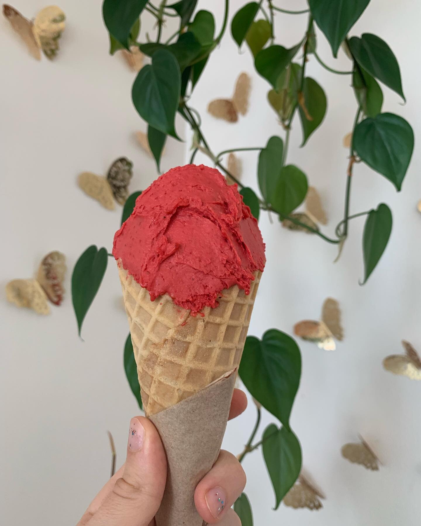 Our Raspberry Sorbet has to be the most vibrant gelato from all our flavors! 💖
▫️ 100% free of artificial coloring 🌱
▫️ will definitely surprise you with its bold, slightly zingy taste 
.
.
#gelato #gelateria #fruit #naturallight #icecream #dessert