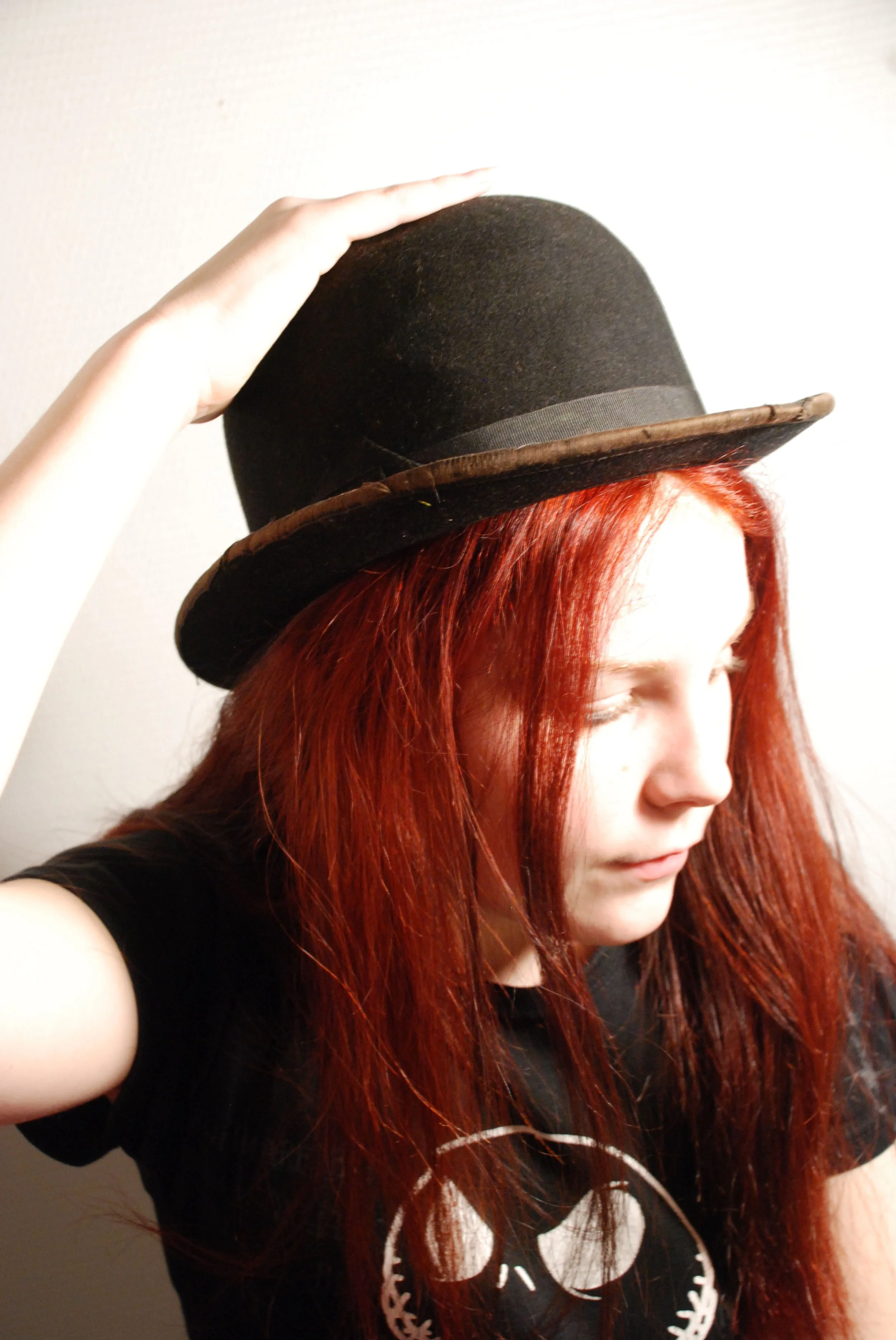 adolescente cheveux rouge chapeau melon