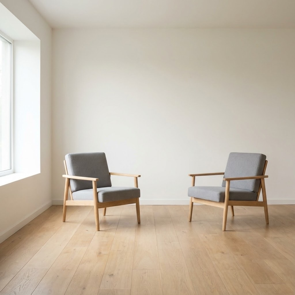 Tre personer i affärssammanhang under ett möte, som sitter vid ett bord och diskuterar. En person använder en laptop och två personer har papper framför sig. I bakgrunden en digital skärm som visar en strategisk plan för AI-initiativ.