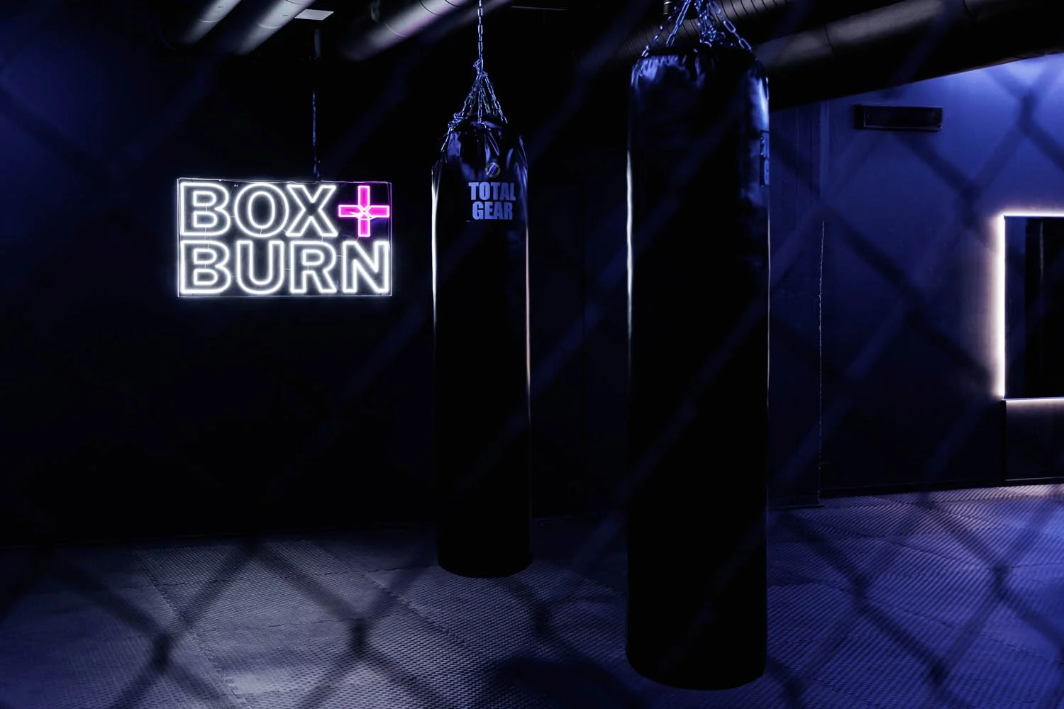 Box+Burnin treenisali on moderni ja tumma