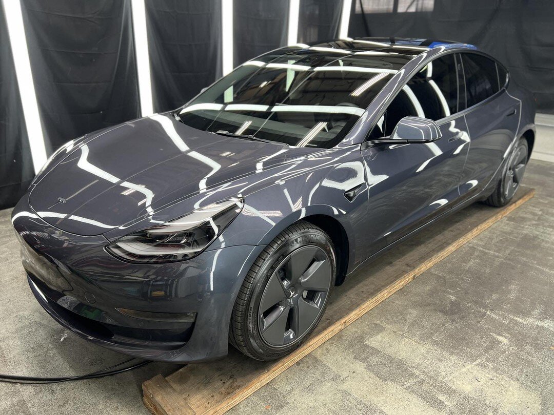 2022 Tesla Model 3
👉🏼 Hand wash and paint decontamination
👉🏼 2 stage paint correction to remove moderate scratches and paint defects
👉🏼 CQUARTZ FINEST RESERVE Ceramic Coating applied to the paint
👉🏼 Global QDP Ceramic Tint applied to all side