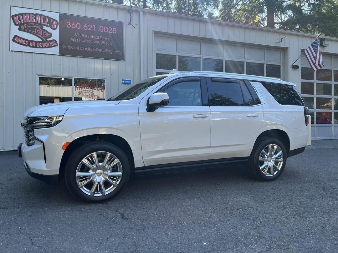 2022 Chevrolet Tahoe High Country
👉🏼 Hand wash and paint decontamination
👉🏼 2 stage paint correction to remove moderate scratches and paint defects
👉🏼 All badges removed
👉🏼 STEK DYNOshield Paint Protection Film applied to the full front clip 