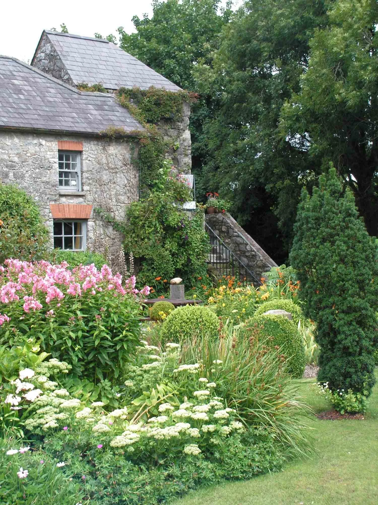 Barryscourt-Castle-Garden-in-front-of-the-cottage.jpg