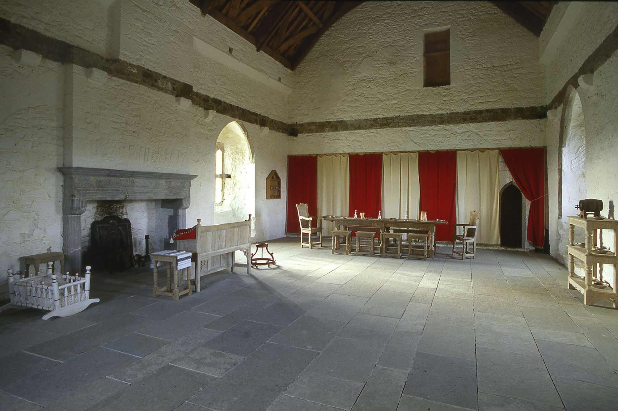 Barryscourt-Castle-great-hall.jpg