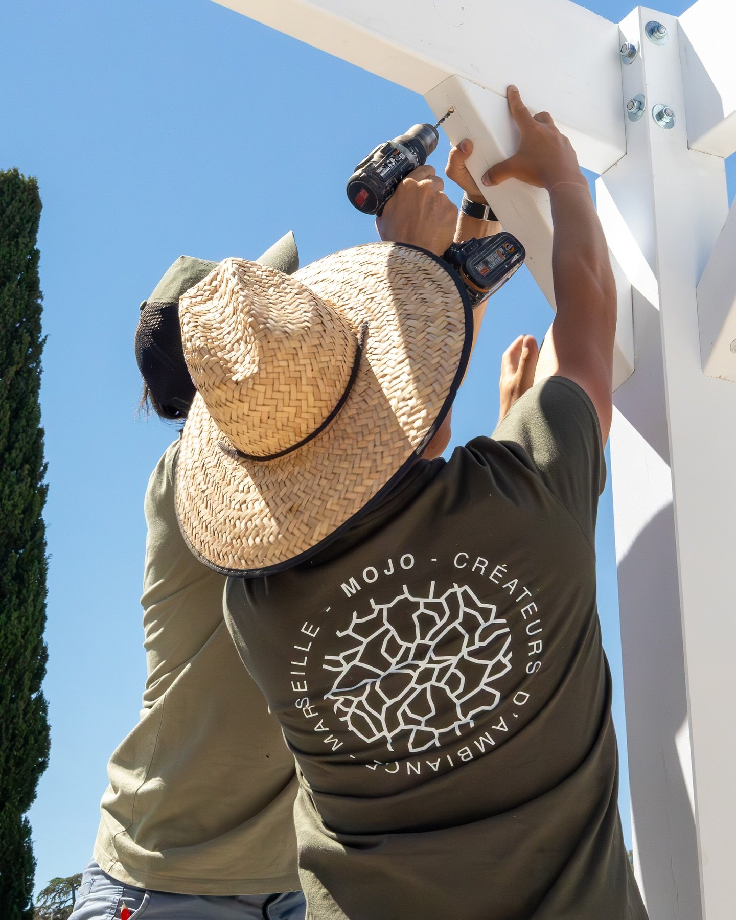 L’équipe Mojo Tonnelle en pleine action !
Chaque tonnelle est construite avec soin, expertise et passion. Nous mettons tout notre savoir-faire pour créer des espaces extérieurs durables et élégants.
Mojo To