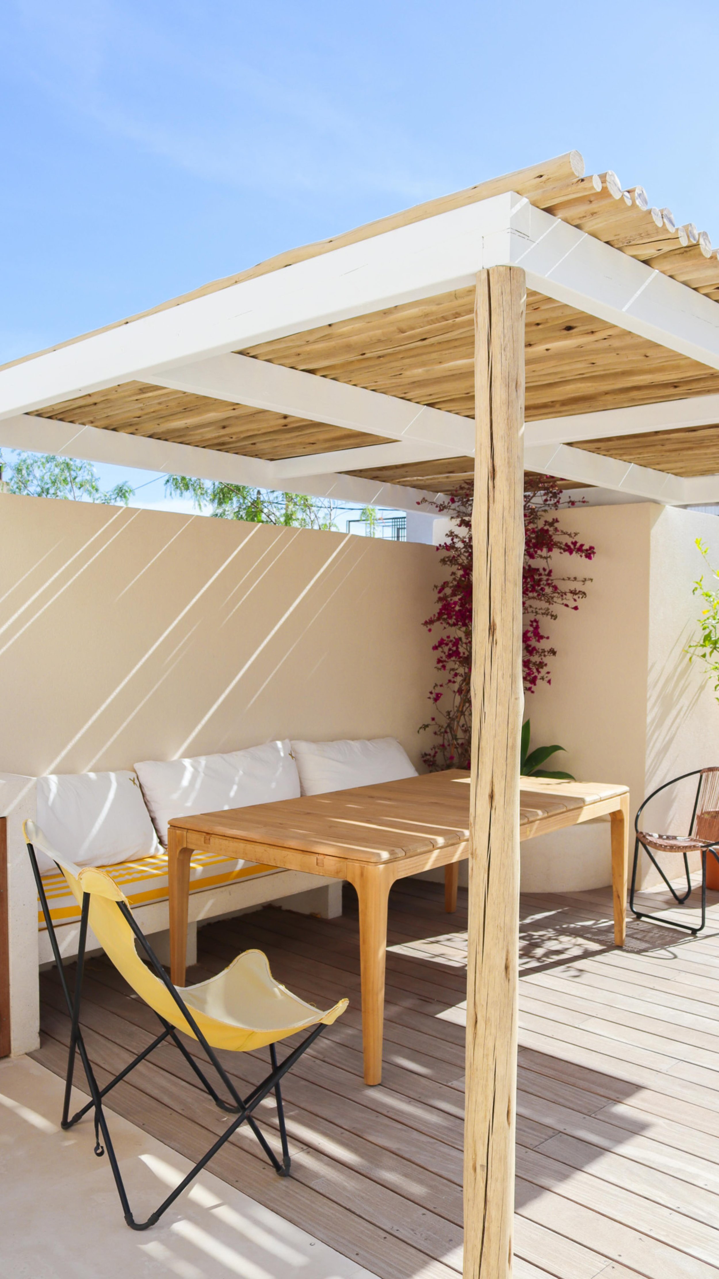L’été s’installe… et nos tonnelles sont là pour vous offrir un coin d’ombre élégant et apaisant.
Que ce soit pour vos repas en terrasse ou vos moments de détente, Mojo Tonnelle vous a