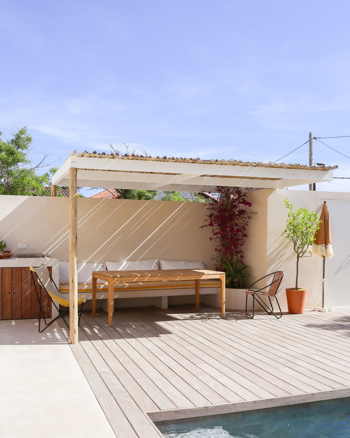 L’été s’installe… et avec lui, l’envie de profiter de chaque instant en extérieur.
Nos tonnelles en bois d’eucalyptus vous offrent un coin d’ombre naturel et apaisant.
Pour les repas en terras