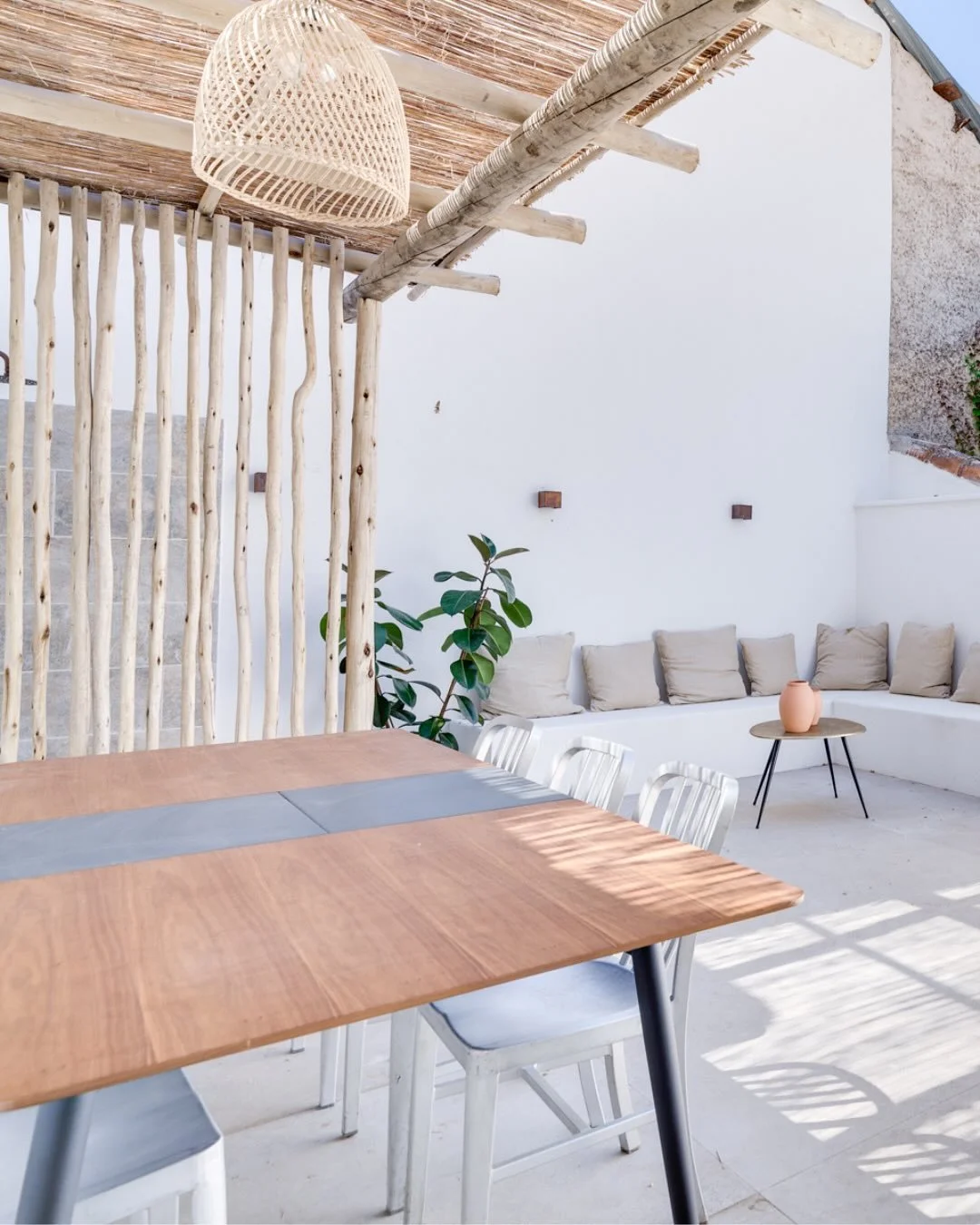 Autour de la table, la tonnelle devient le cœur de la maison.
Design naturel, ambiance chaleureuse, finitions soignées : tout est pensé pour créer un lieu de partage unique.
Et vous, vous imaginez quoi sous votre tonnelle
