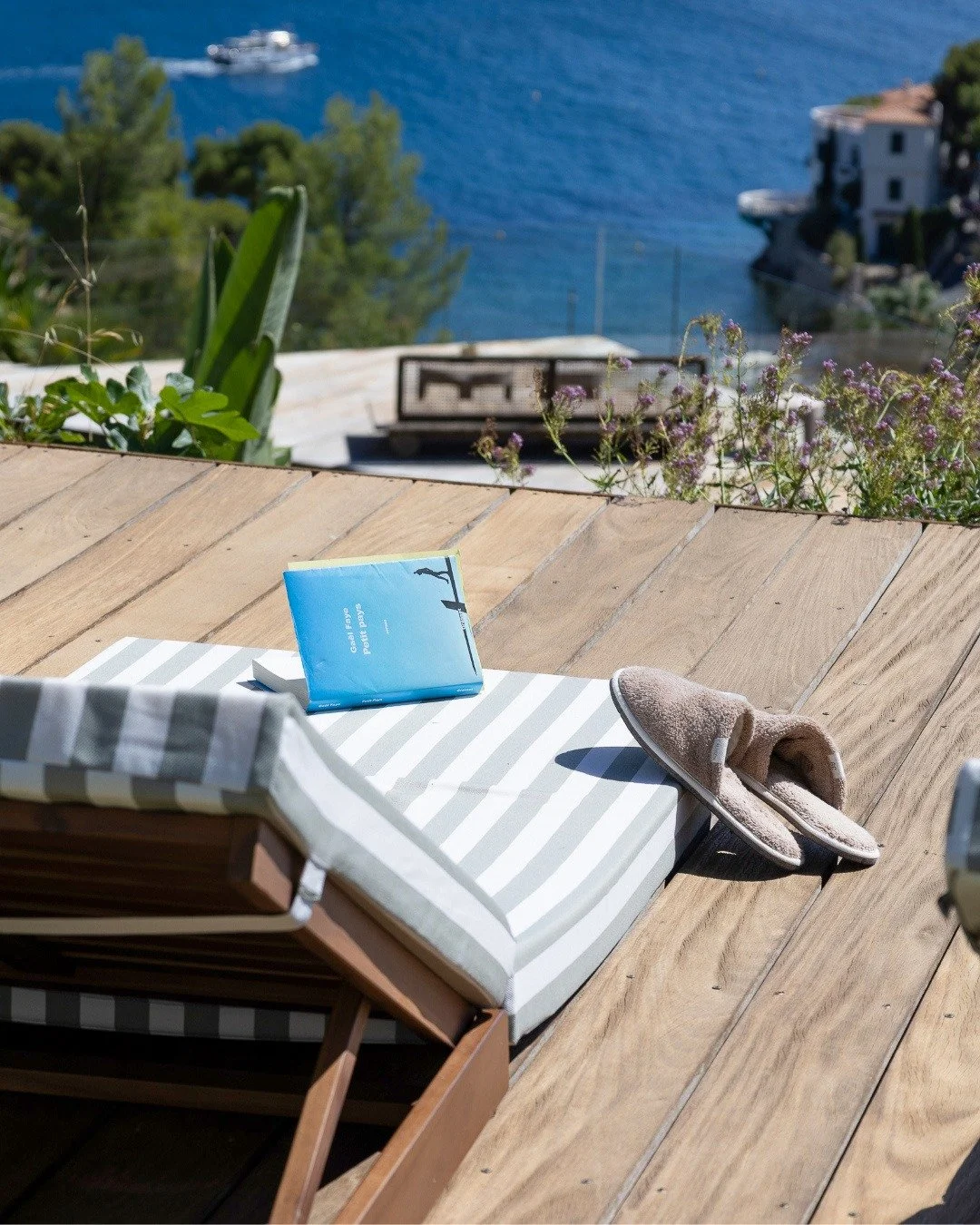 Le confort, dedans comme dehors.

Quand la terrasse retrouve sa mati&egrave;re brute et que le chausson @caussun s&rsquo;y pose, tout devient douceur.
Le bois respire, la lumi&egrave;re glisse, le pas est l&eacute;ger.

C&rsquo;est ce moment suspendu