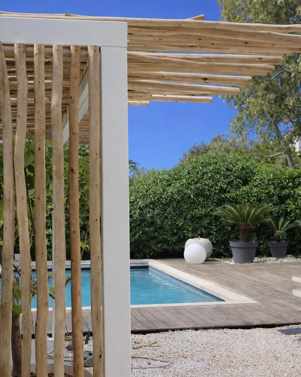 Une tonnelle qui fait toute la diff&eacute;rence ✨

Structure blanche &eacute;pur&eacute;e, bois naturel et design intemporel&hellip;
Cette tonnelle apporte du caract&egrave;re &agrave; l&rsquo;espace ext&eacute;rieur tout en cr&eacute;ant un coin om