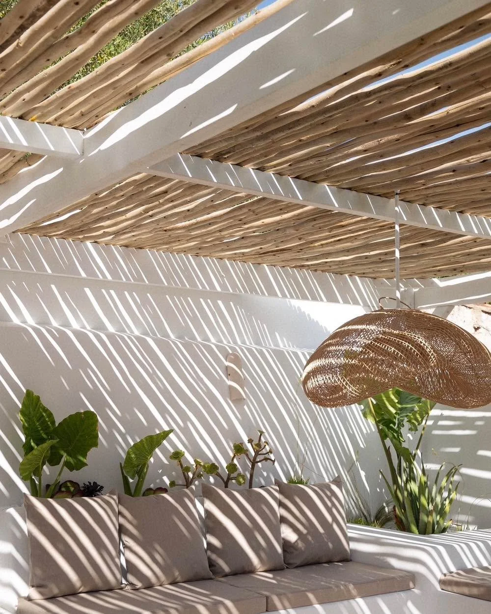 ☀️ L&rsquo;&eacute;t&eacute; se pr&eacute;pare maintenant&hellip; pas en juin.

Sous une Mojo Tonnelle, chaque rayon devient une &oelig;uvre d&rsquo;ombre et de lumi&egrave;re.
Bois naturel, lignes &eacute;pur&eacute;es, ambiance m&eacute;diterran&ea