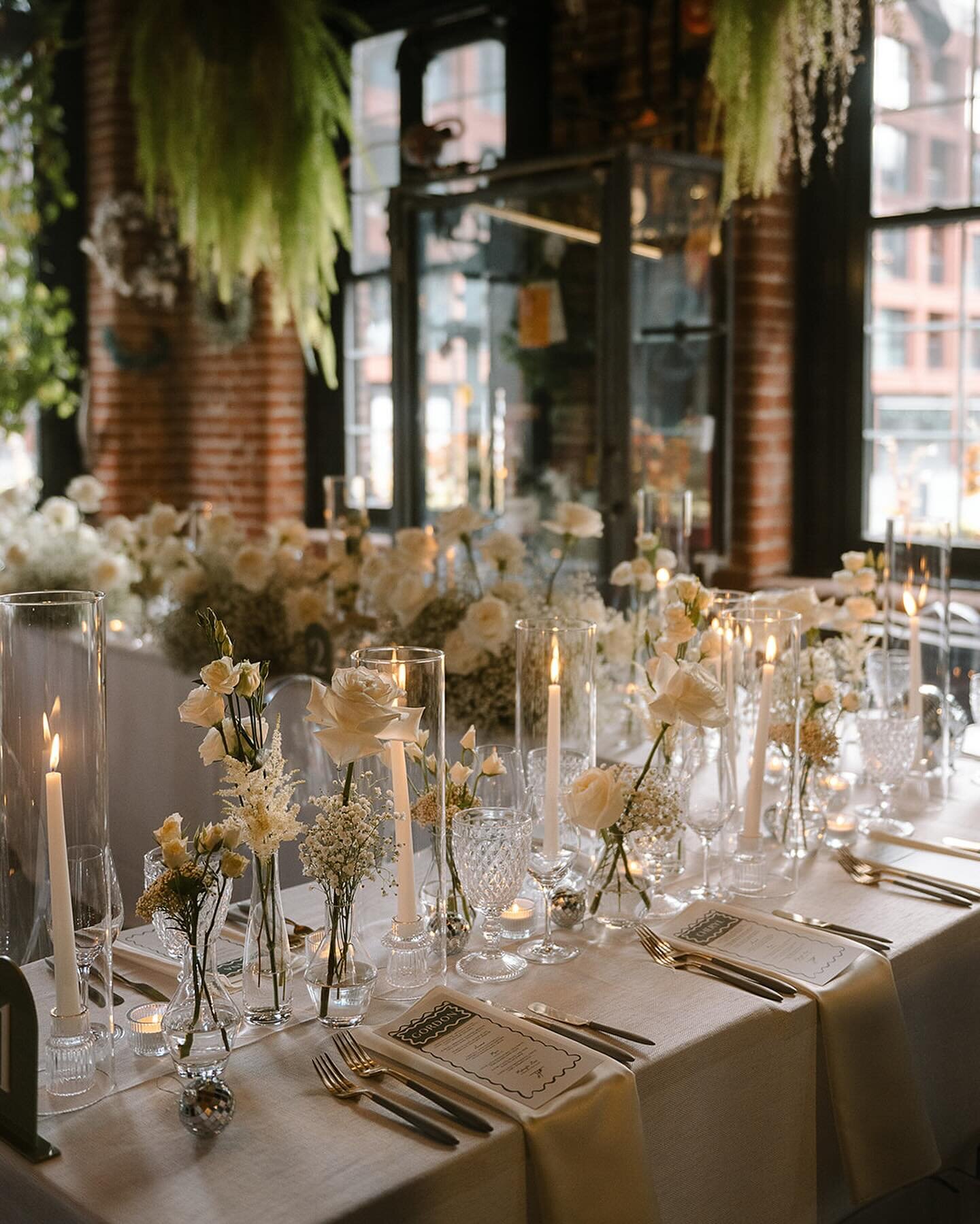 Style on point for M &amp; C&rsquo;s intimate wedding @marcheitalienlerichmond aka the cutest Italian deli in Griffintown ✨🪩

The amazing team that brought it to life: 
Planning and styling @le_coeur_boheme 
Venue @marcheitalienlerichmond 
Florist @