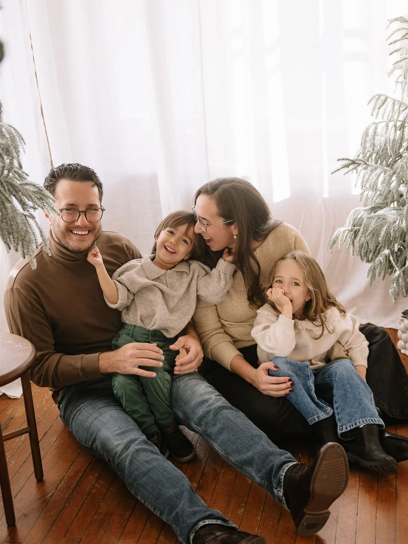 holiday mini sessions are here!!! 🌲☕️✨&hearts;️

festive photos, warm drinks and happy kids

Who: families, couples, maternity 
What: 15-minute minis 
When: Saturday, November 1 
Where: Espace Pauze, Lachine 

✨ Spots are super limited &mdash; visit