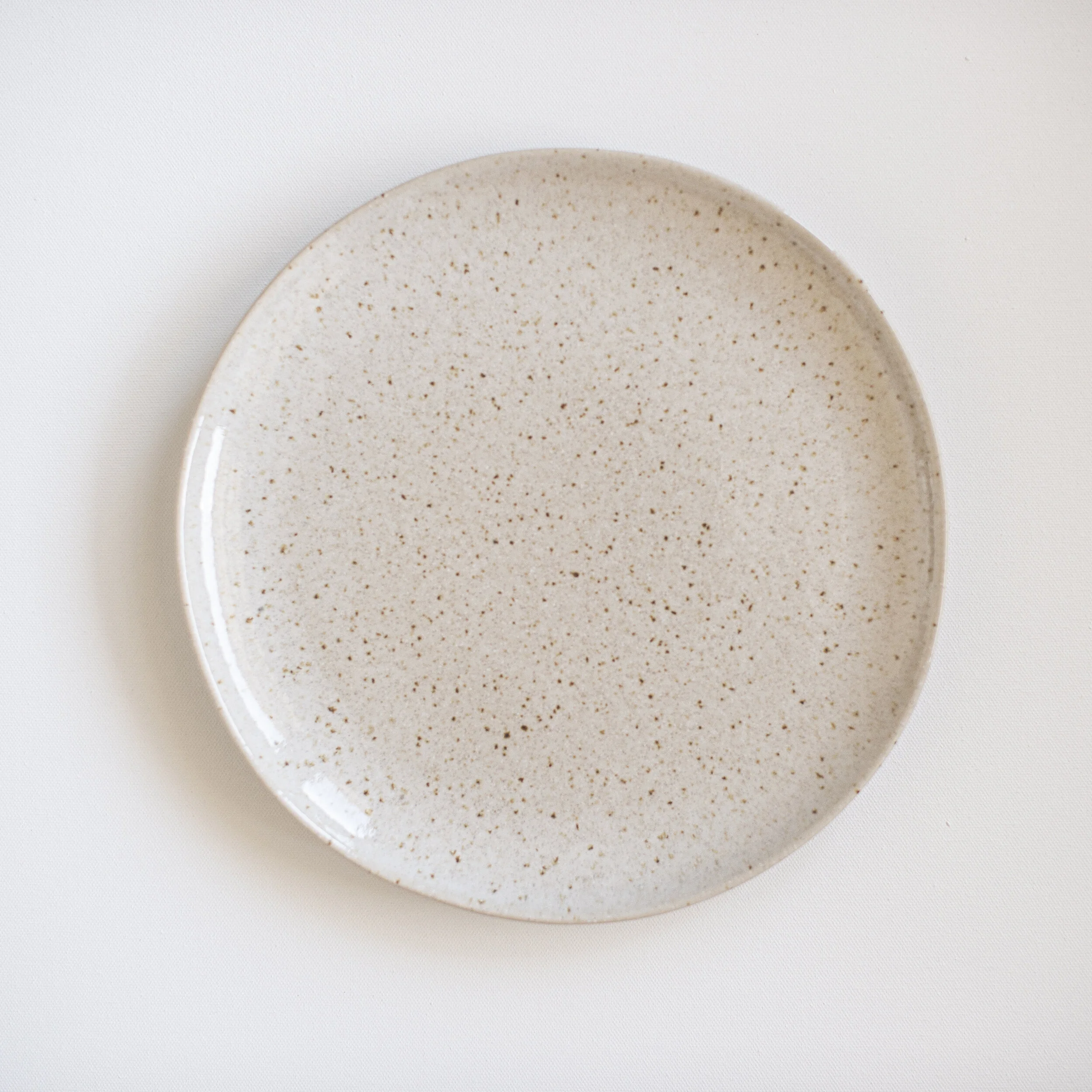 Artisanal stoneware plate in color sand