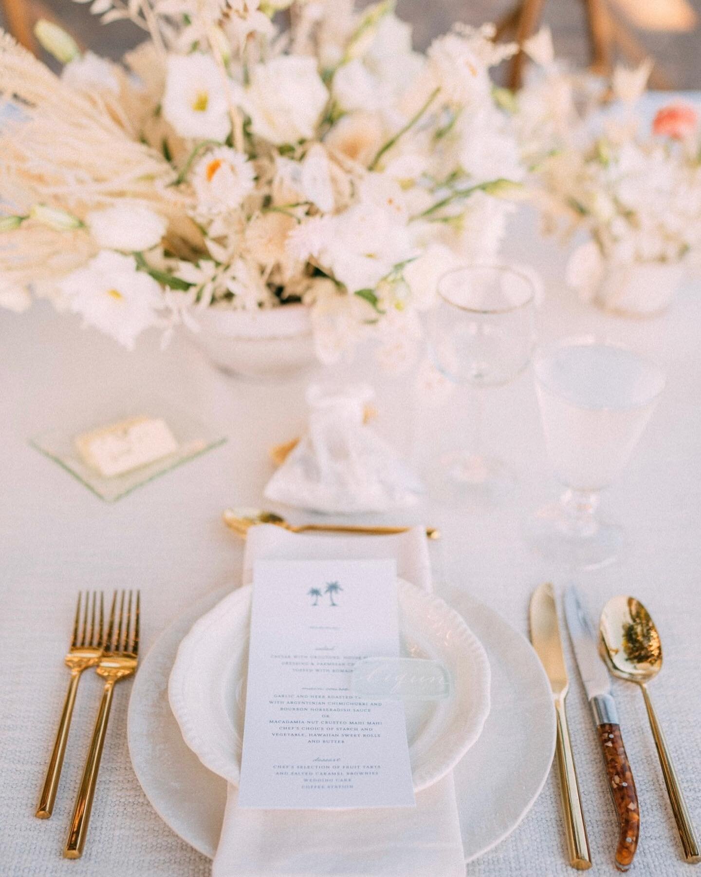 Celebrating this beautiful feature on @weddingchicks today!! ✨ Classic elegance featuring our vintage dinnerware collection at the #olowaluplantationhouse 
.

PC: @leesonlphotography 
Planning + Design: @aegirweddings 
Place Settings: @setmaui 
Flora