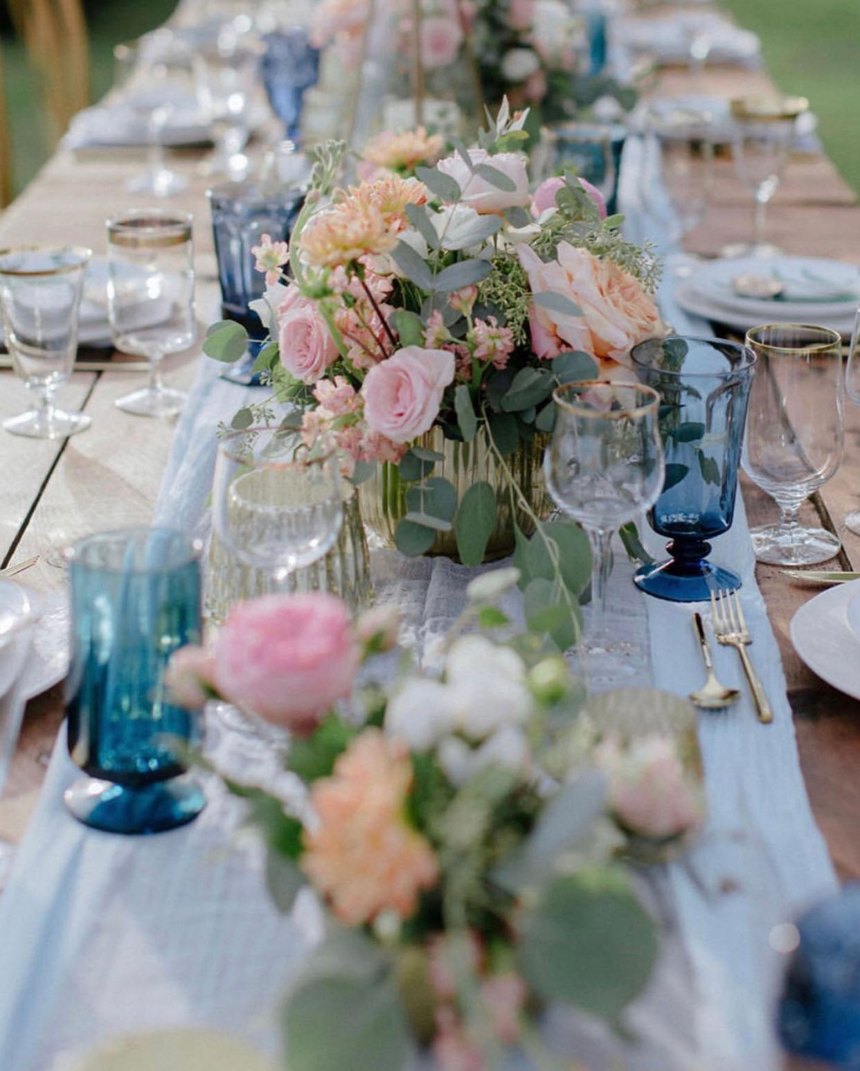 Cheers to these gorgeous Monday blues!⁠⠀
⁠⠀
PC: @chrisjevansphoto⁠⠀
Planning + Design: @hyattmauiweddings⁠⠀
Vintage Glassware: @setmaui⁠⠀
Floral: @mauipalmtreefloral⁠⠀
Rentals: @signaturemaui