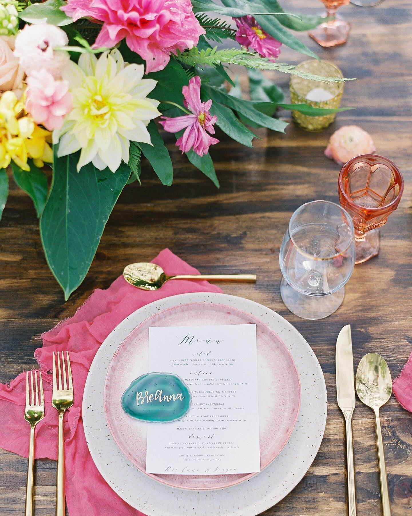 Choose happy!⁠⠀
⁠⠀
PC: @dmitriandsandra⁠⠀
Planning + Design: @opihilove⁠⠀
Place Setting: @setmaui⁠⠀
Floral: @dellablesfloraldesign⁠⠀
Napkin: @revemaui