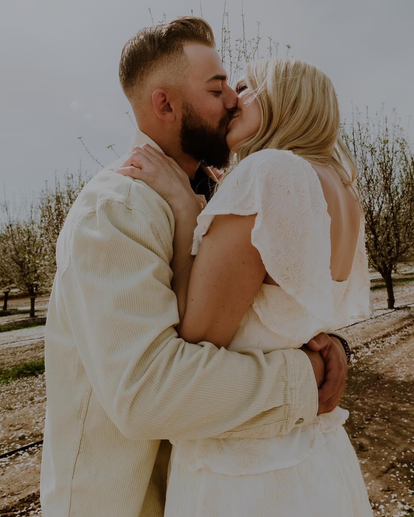 🌸I will never get over this day🌸

Your gallery is ready and waiting for you in your email inbox 

@clove91513 
@blessedwith_4_amazingkids 

#familysession #socalfamilyphotographer #socalcouplesphotographer #californiaphotographer #almondorchard #ph