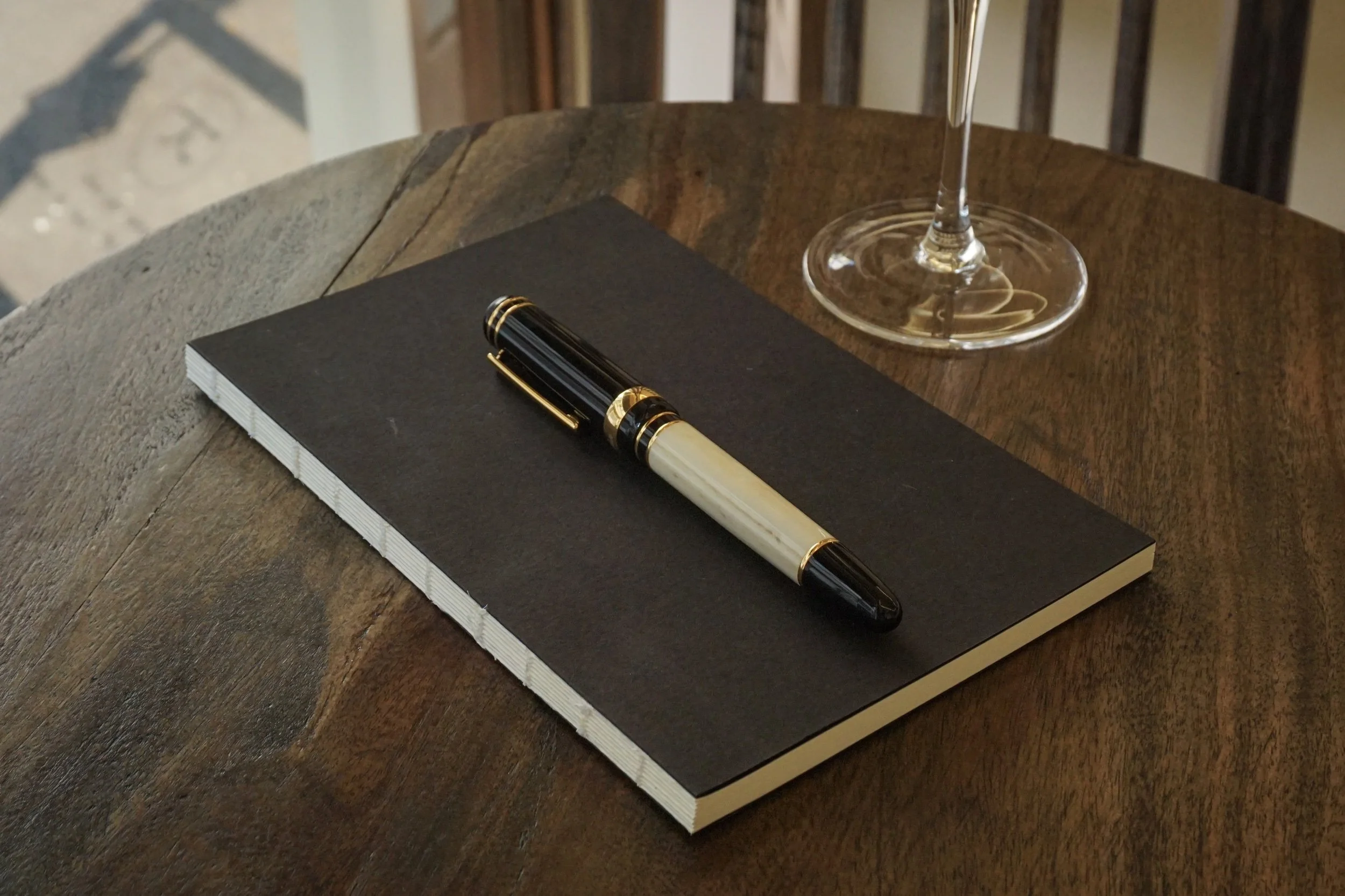 What happens when a Taiwanese pen challenges the italians? | Laban Cambridge 325 Ivory Black Review
