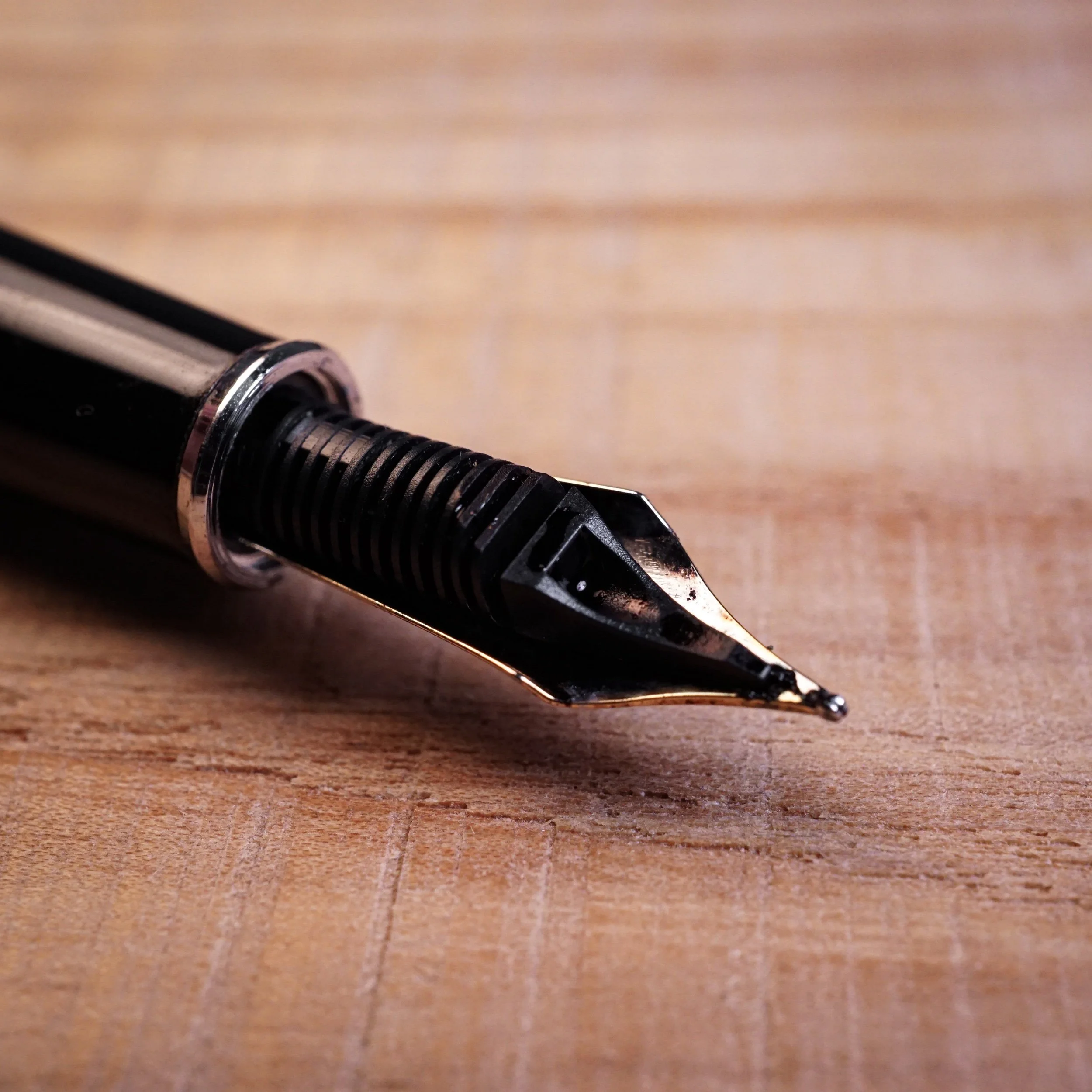 the feed and the underside of the 144 fake: this one is too thin to handle a bit of a flex writing, and the writing experience is too dry and it could barely keep up with normal writing speed