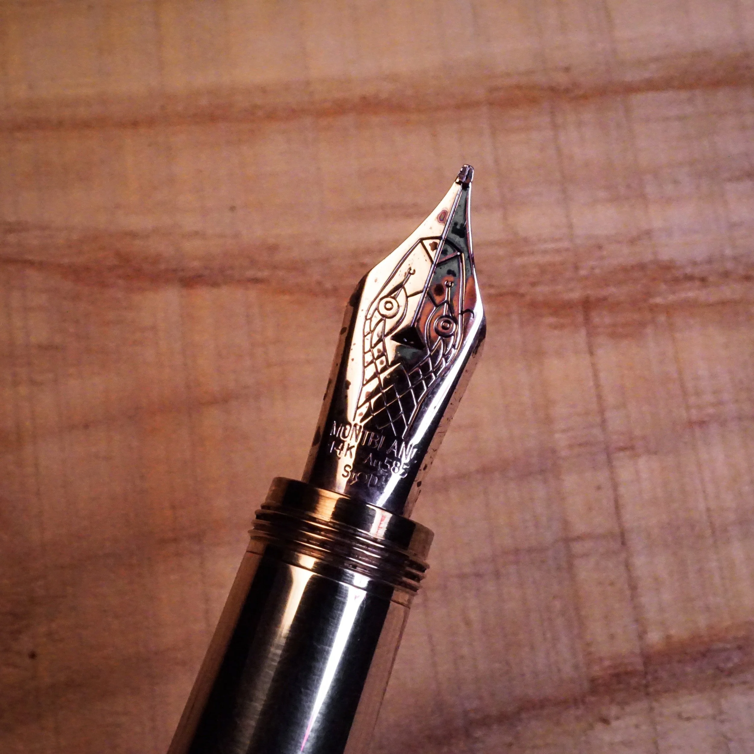 the nib of the RetN: the snake head is deeply etched into the nib and there are hallmarks which indicate this is a legit MB, also there is the StOD signal that’s often found on modern MBs