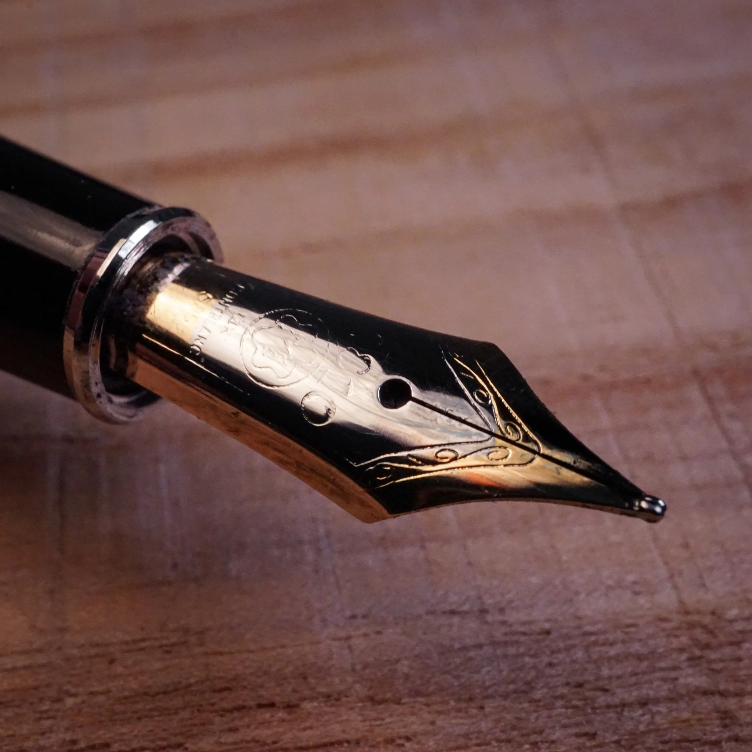 the side view of the 144 replica: the tipping material is barely there, and it doesn’t have the best plating job done as well: it’s already coming off of the edge of the nib